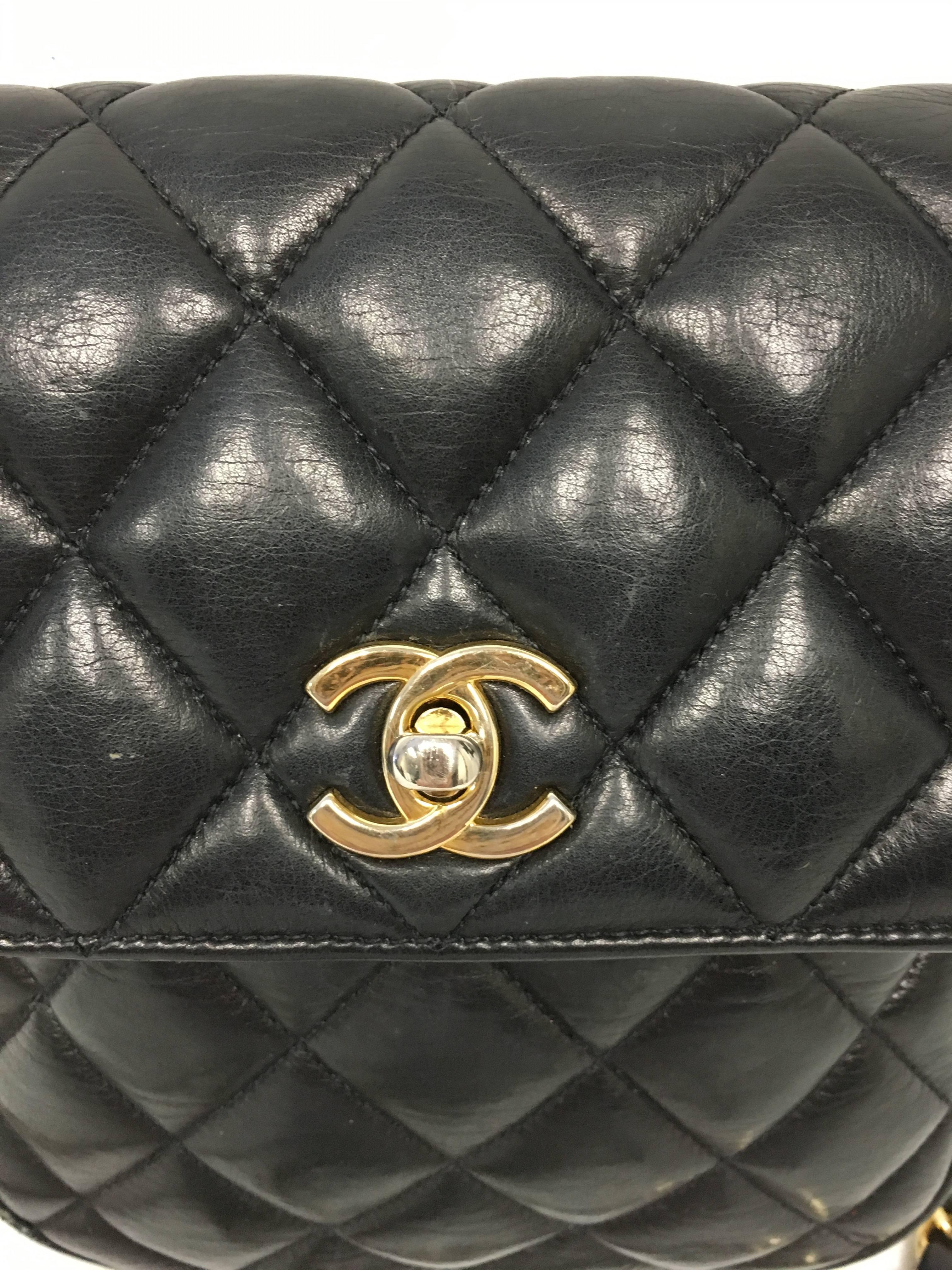 Authentische Vintage Chanel Schwarz Lammfell Leder Mini Cross Body Flap Bag aus den 1980er Jahren.
Mit goldenem CC-Drehverschluss.
Schulterriemen aus schwarzem Leder, verflochten mit einer goldenen Kette.
Innenfutter aus schwarzem Leder.
Mit