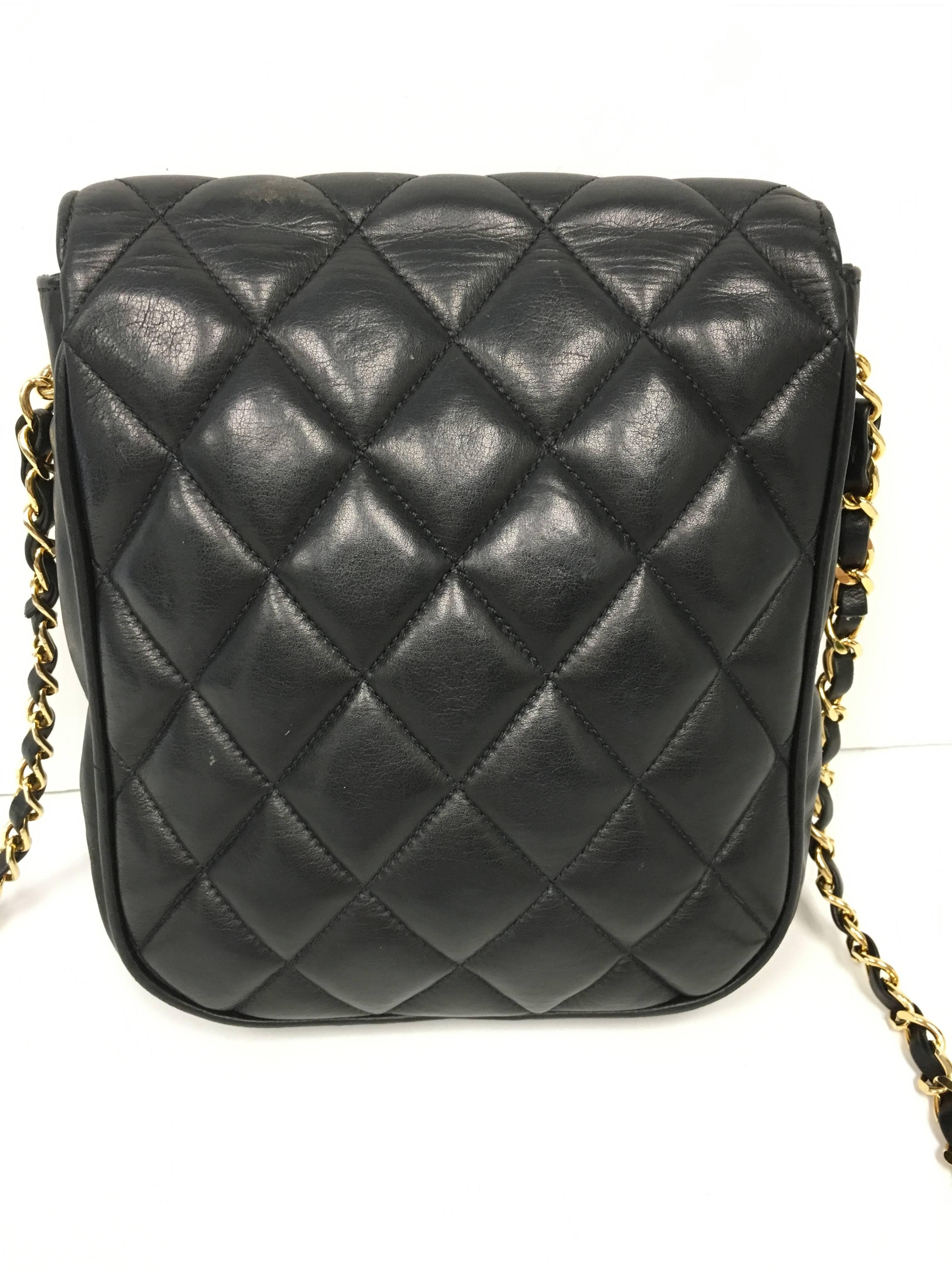 Chanel Vintage Schwarze Mini-Umhängetasche aus Lammfell und Leder mit Klappe im Zustand „Hervorragend“ in Westlake Village, CA