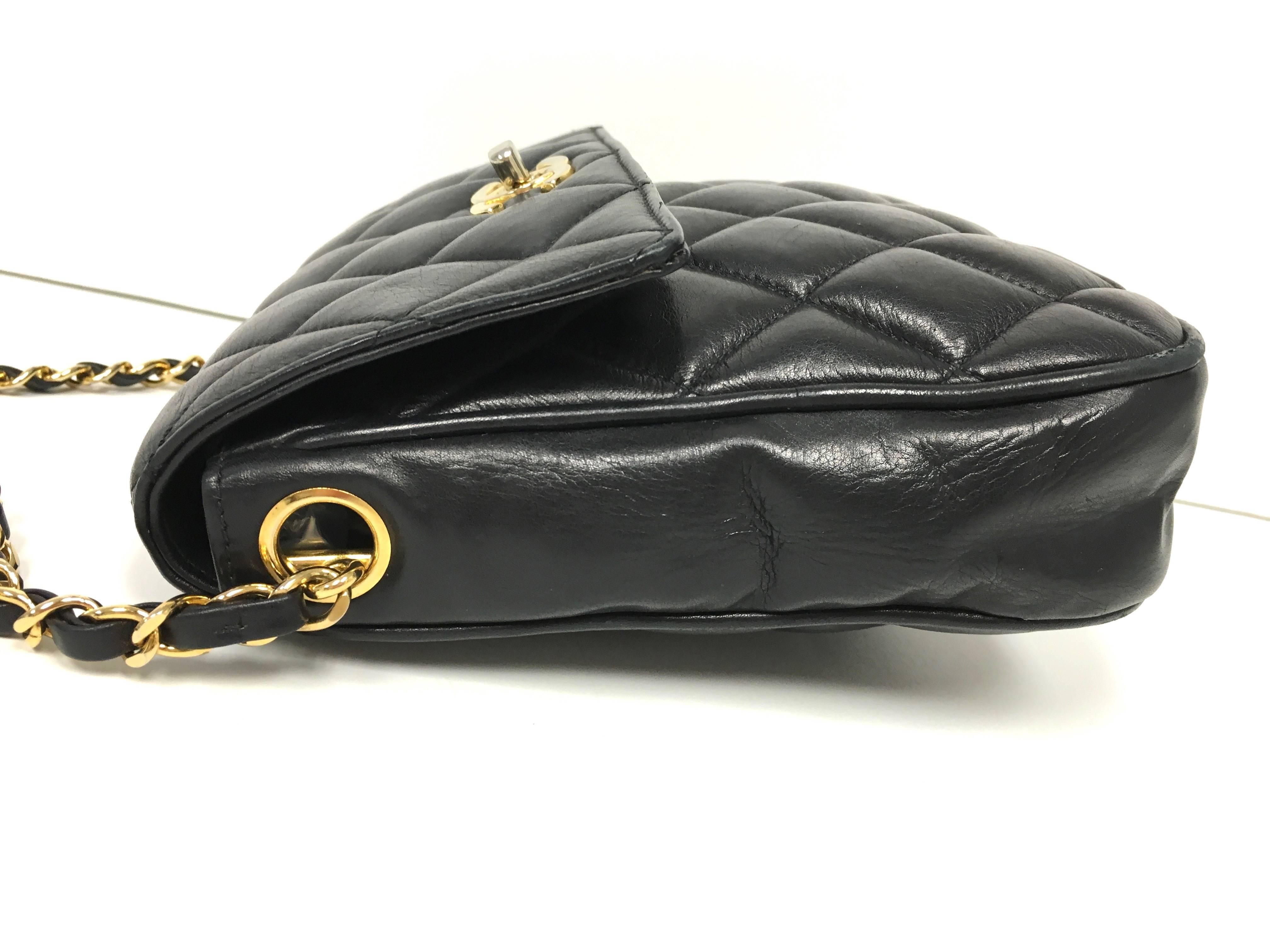 Chanel Vintage Schwarze Mini-Umhängetasche aus Lammfell und Leder mit Klappe Damen