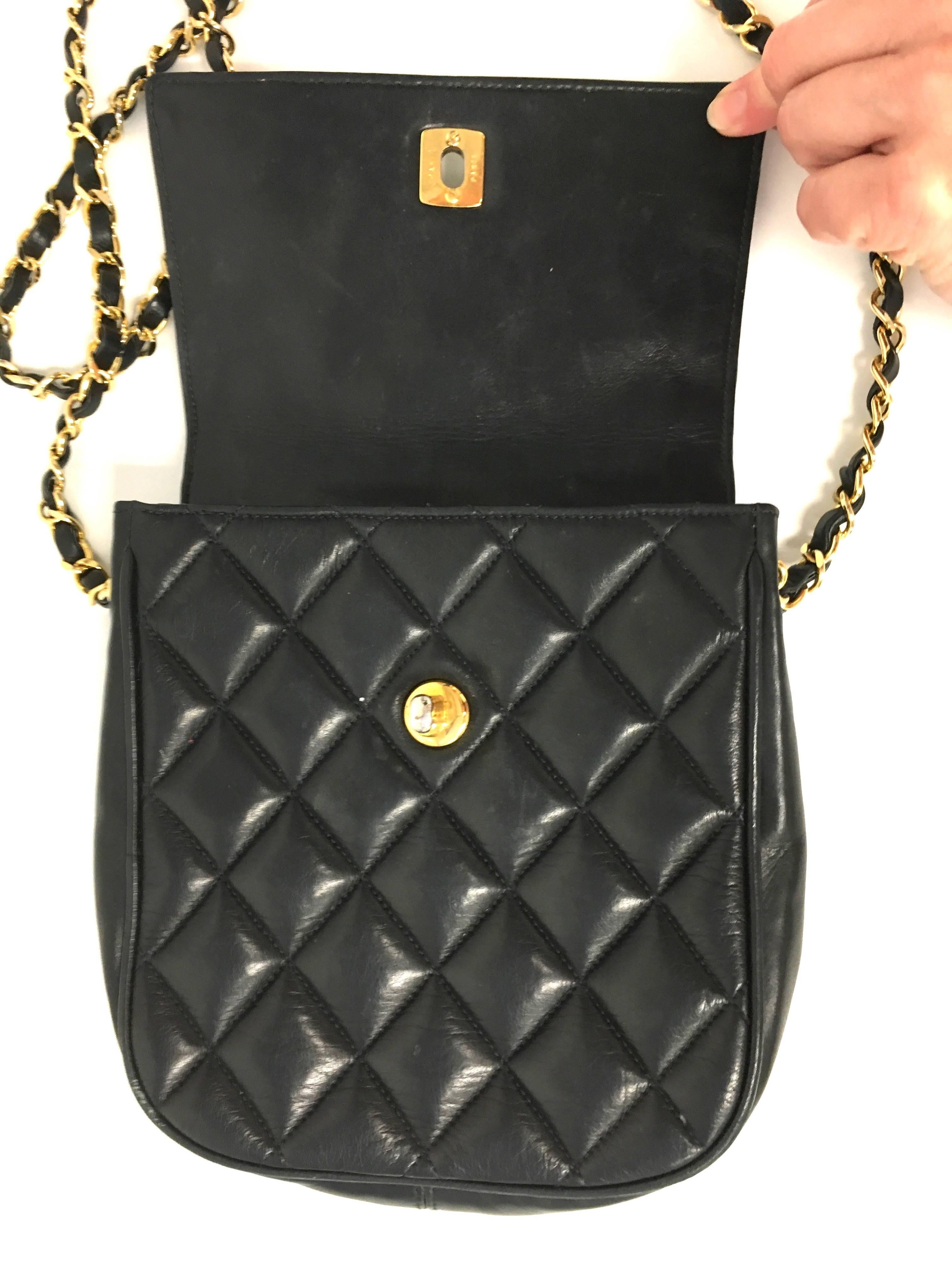 Chanel Vintage Schwarze Mini-Umhängetasche aus Lammfell und Leder mit Klappe 1