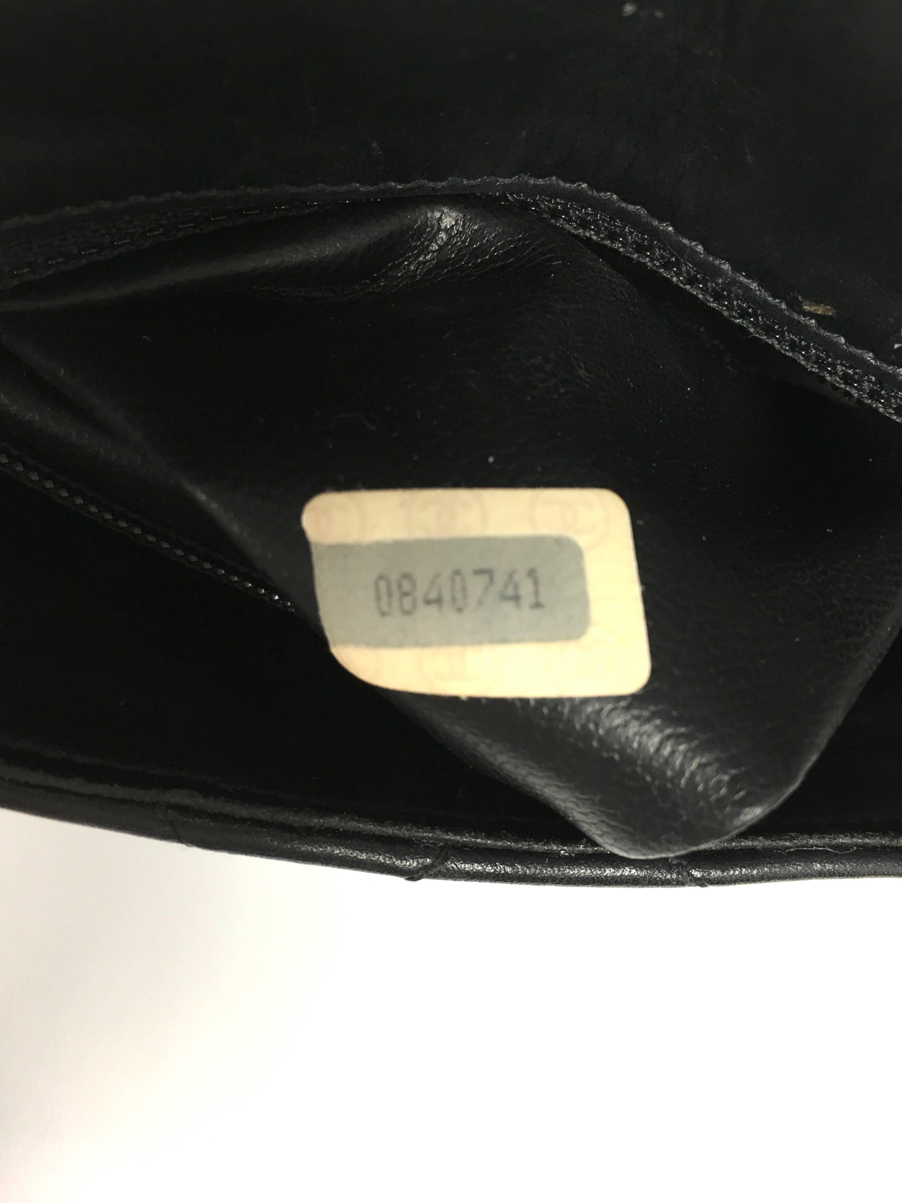 Chanel Vintage Schwarze Mini-Umhängetasche aus Lammfell und Leder mit Klappe 2
