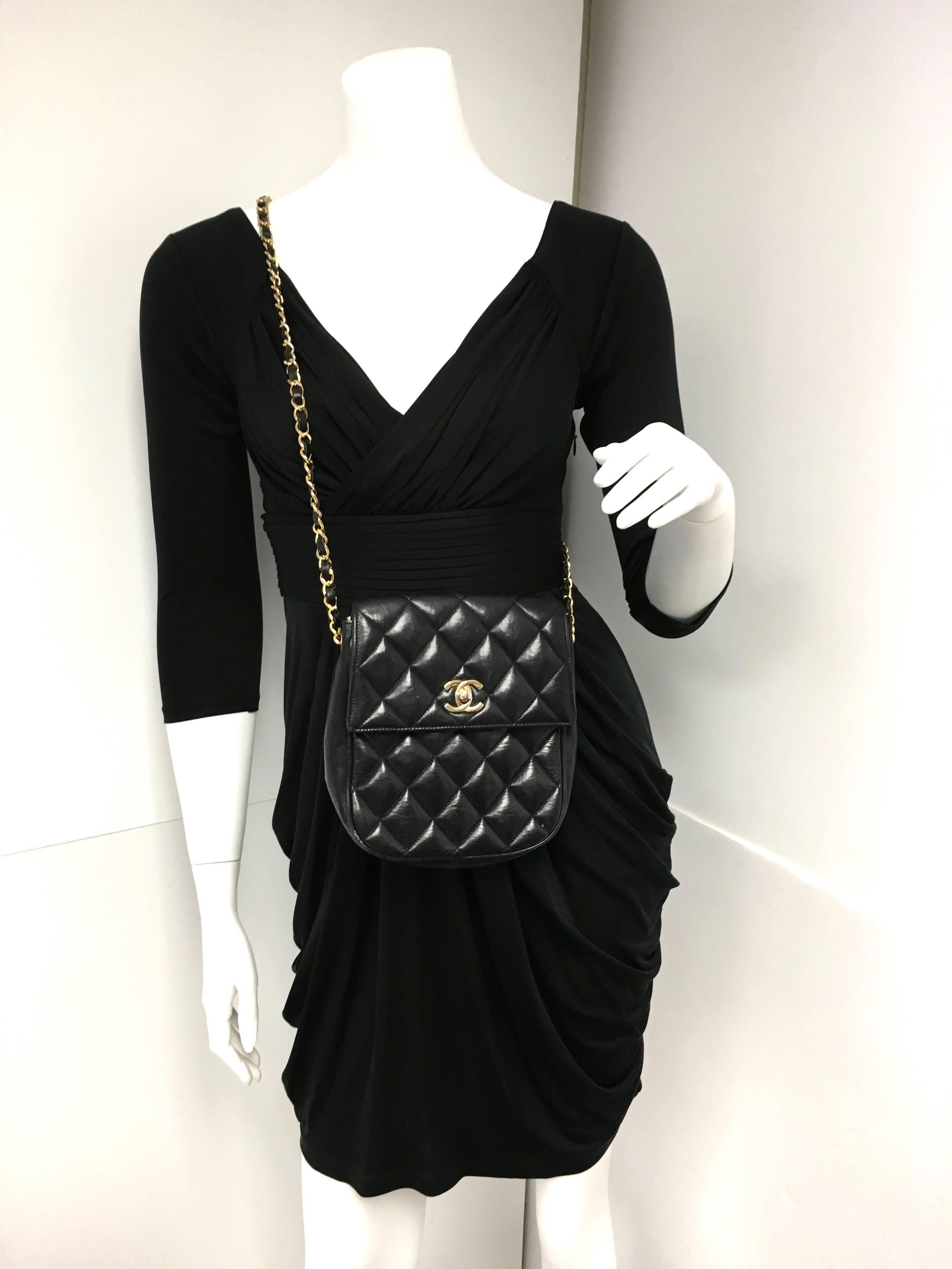 Chanel Vintage Schwarze Mini-Umhängetasche aus Lammfell und Leder mit Klappe 3