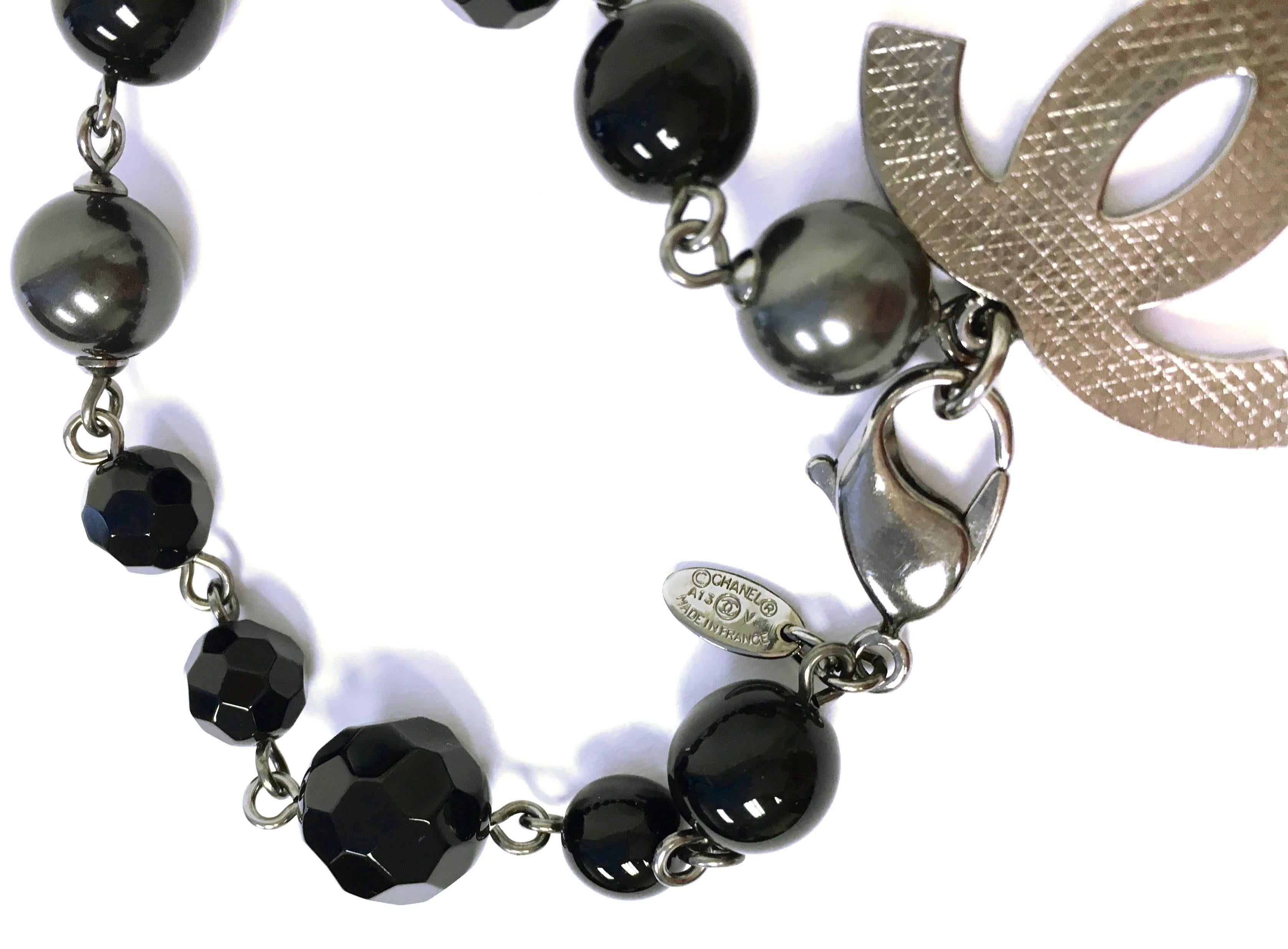 Chanel CC Logo Charm Black and Grey Pearl and bead bracelet.
Length: 7