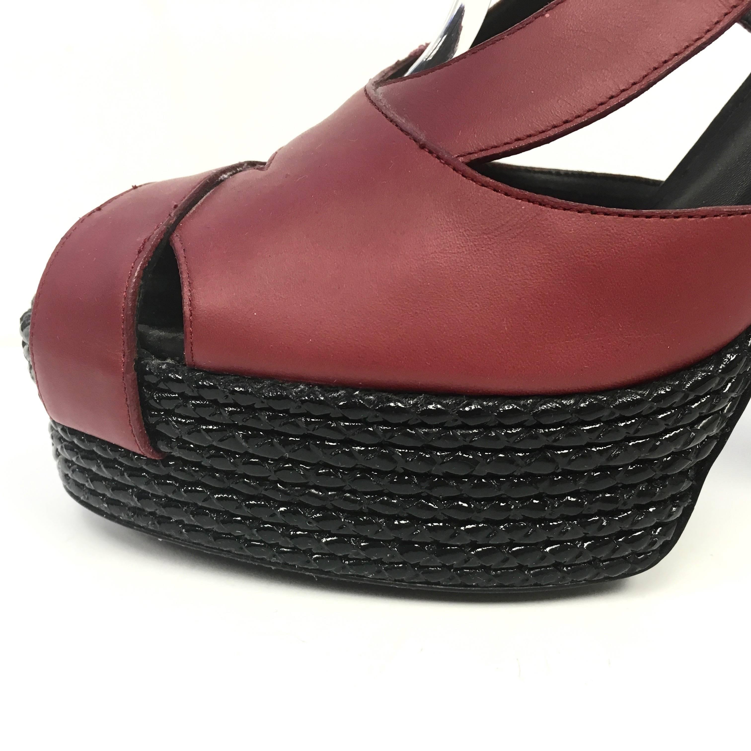 Bottega Veneta Burgundy Leather Platform Sandals Heel Size : 40 ITA / 10 US In Excellent Condition For Sale In Westlake Village, CA