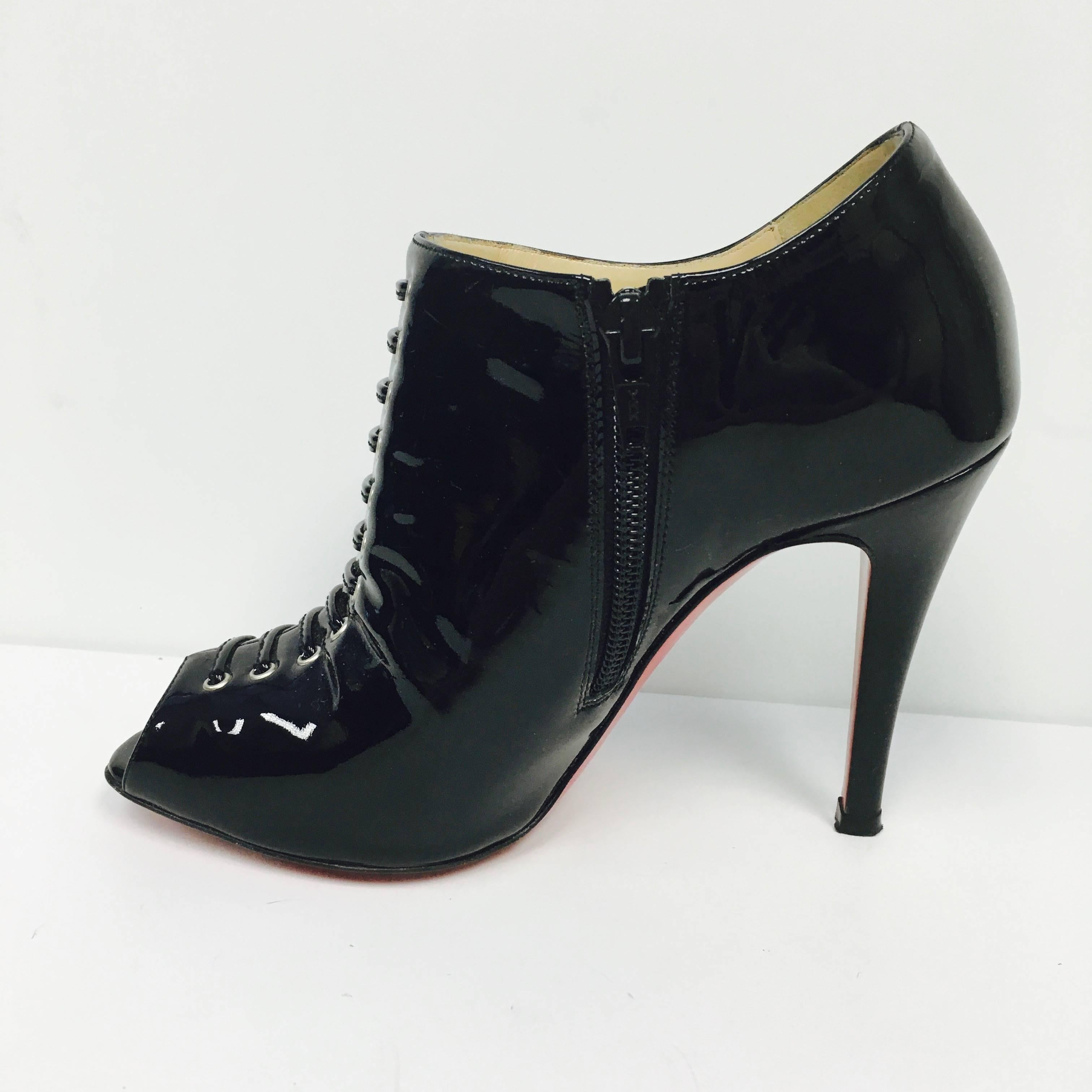 CHRISTIAN LOUBOUTIN Black Patent Leather Christ 100 Lace Up Booties In Excellent Condition For Sale In Westlake Village, CA