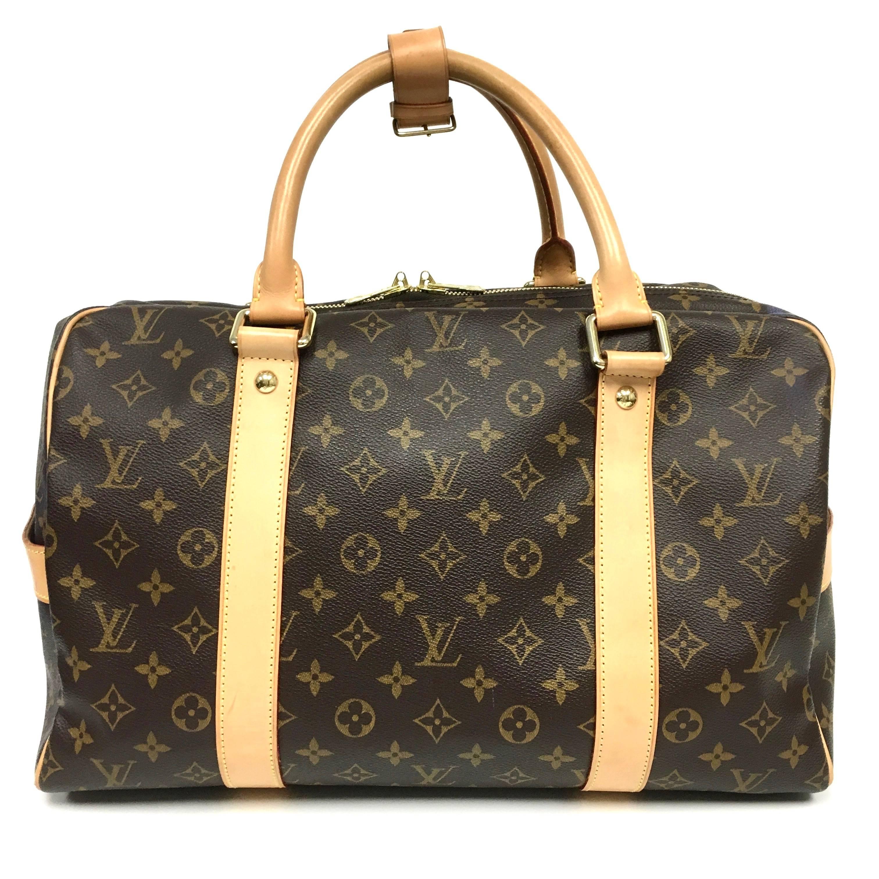 With a nod to the Keepall, this multi-purpose bag is styled in Monogram canvas. It offers a spacious interior and a padlockable closure. It is ideal as a sports or weekend bag. Crafted of classic Louis Vuitton monogram on toile canvas and features