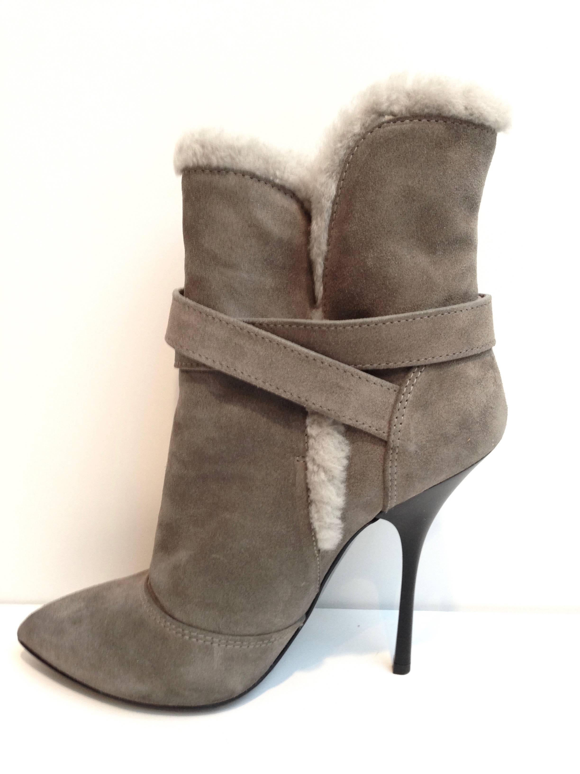 GIUSEPPE ZANOTTI Gray Suede Shearling Ankle Stiletto Boots
Size 38 ITA / 7.5 US
In original box. Style# I17081
Retail: $895.00
Made in Italy
 
Gray sueded ankle boots a faux fur trim and interior, silver-tone buckle, pointed toe and stiletto