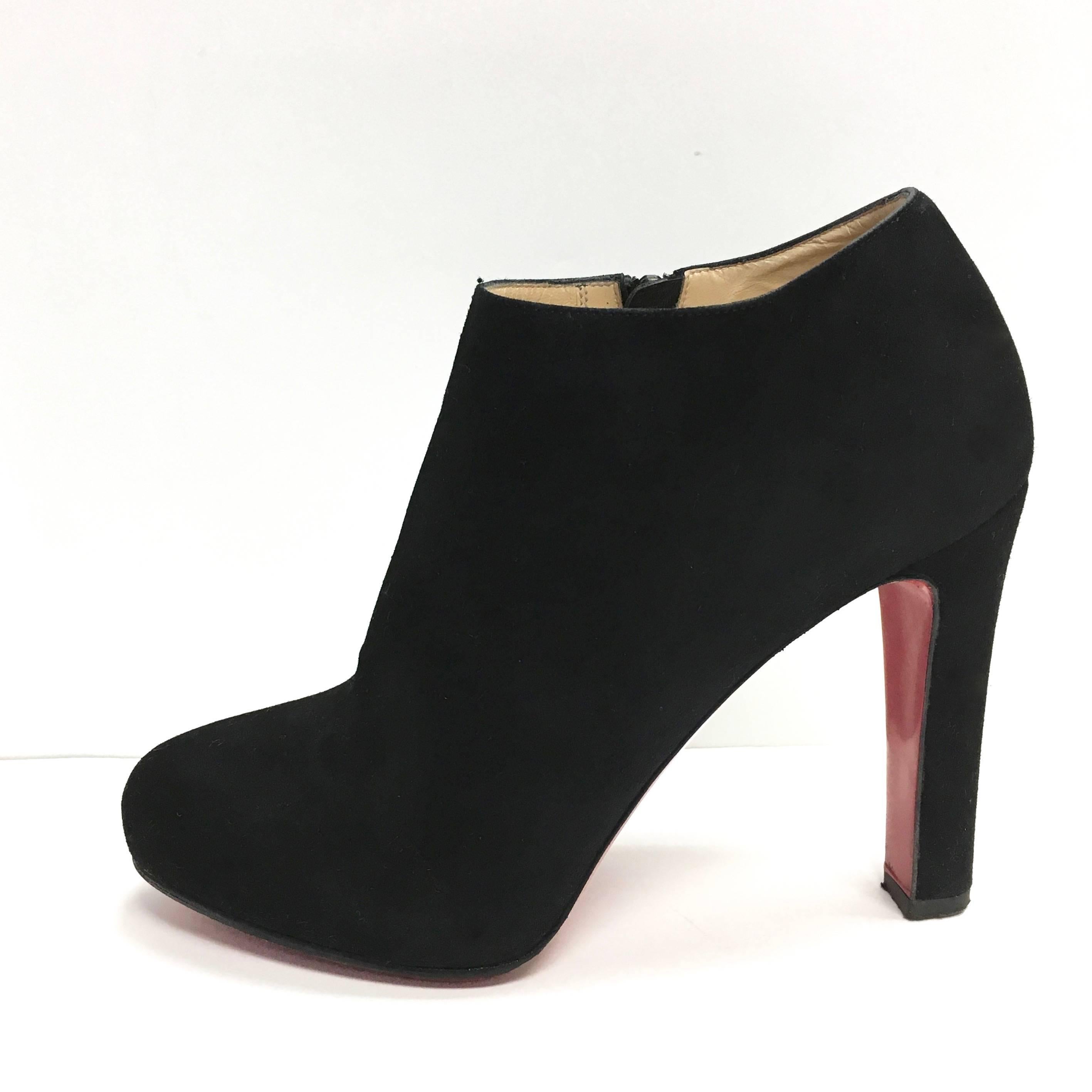 CHRISTIAN LOUBOUTIN Vicky Booty 120 Black Suede Red Bottom Ankle Boots
Size 37.5 ITA / 7.5 US
Heel measures approximately 4.5 inches with a 0.5 inch concealed platform.
Almond toe, signature red leather sole. Zip fastening at inner