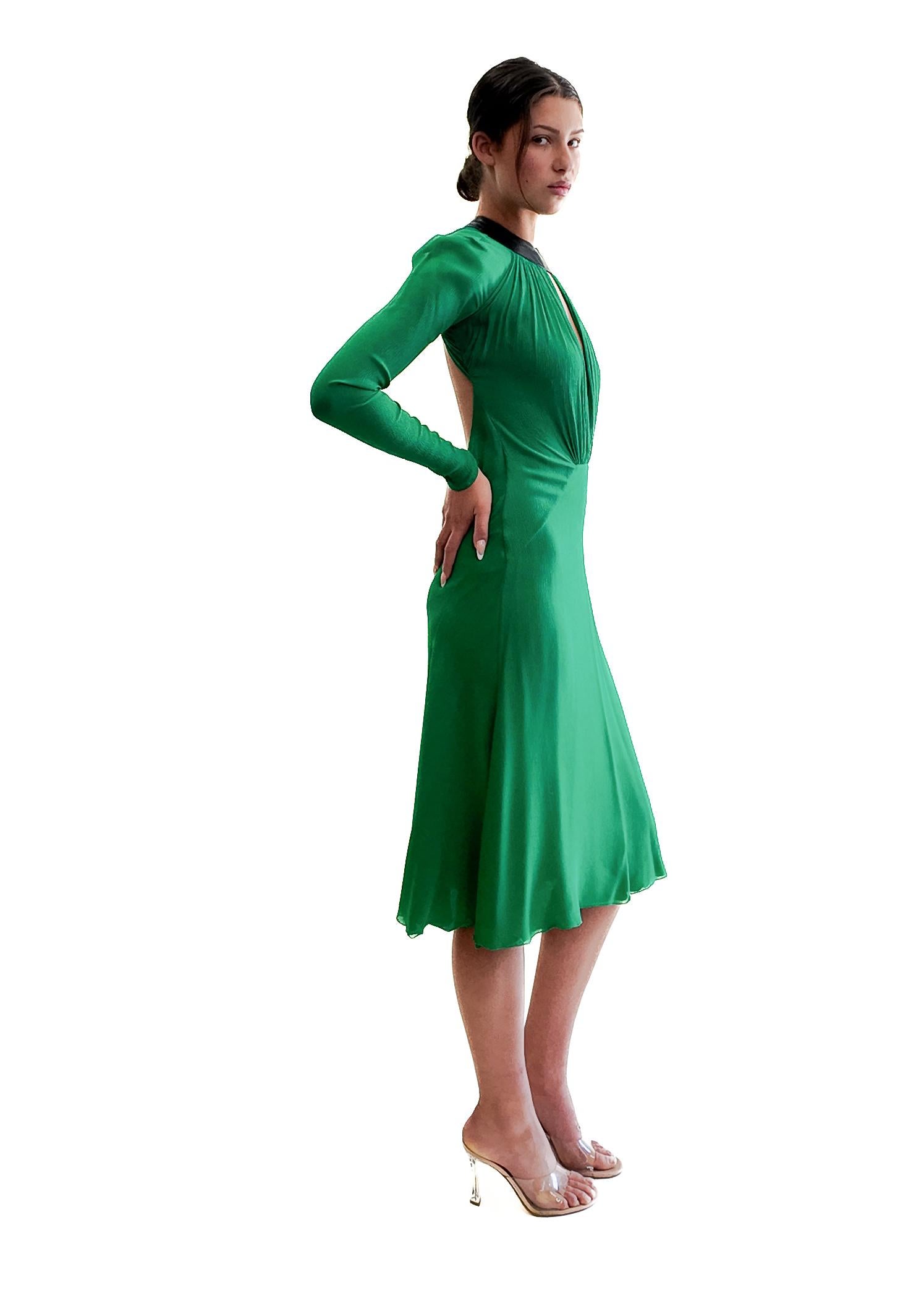 Versace Smaragdgrünes Herbst 2001 Kleid mit offenem Rücken im Angebot 1