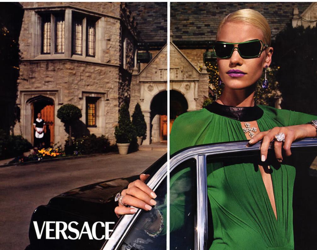 Dieses Versace-Kleid aus dem Herbst 2001 besteht aus luxuriösem smaragdgrünem Seidenstoff, der elegant drapiert ist. Das unverwechselbare Design mit offener Vorder- und Rückseite wird durch einen eleganten Lederausschnitt ergänzt, der eine kühne und