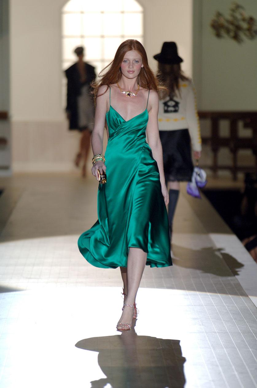 Dieses Kleid von Dsquared2 für die Saison 2005 besteht aus leuchtend smaragdgrünem Satinstoff, der elegant glänzt. Der tiefe V-Rücken verleiht ihm einen sexy Touch und macht es zu einer idealen Wahl für Cocktail-Events oder als auffälliges