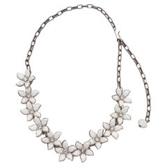 Collana con fiore bianco su catena d'argento