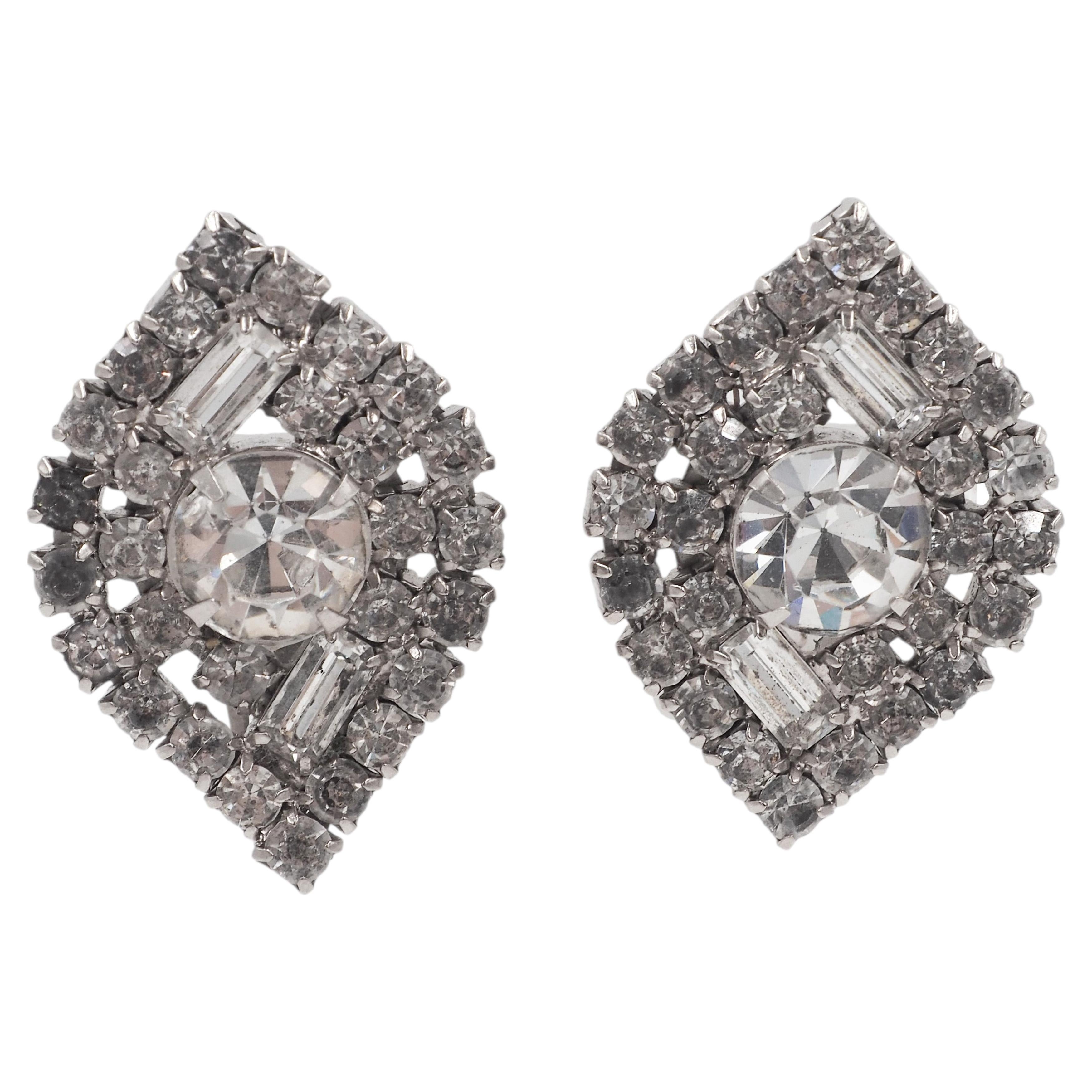 Orecchino con pietra centrale grande in strass a forma di diamante