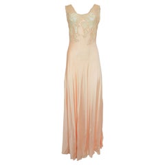 Vestido lencero de seda rosa pálido con corte al bies y encaje
