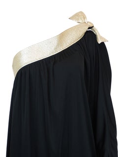 Vestido asimétrico de un solo hombro con ribetes dorados de Bill Tice