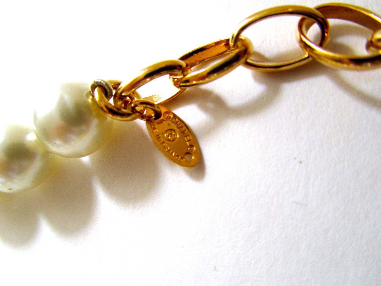 Women's Vintage 1980's Chanel Necklace - Pearls with Gold Tone Oval Links For Sale