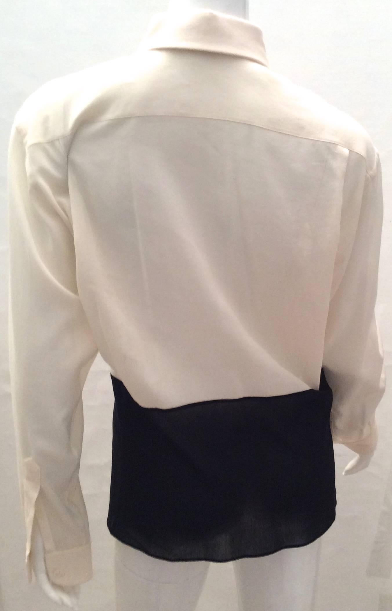 Presented here is a beautiful Hermes blouse that is a true classic. It is a size 40 and is comprised of 68% cotton and 32% silk. It is Hermes Paris and it was made in France. It is in excellent condition although it could probably use a professional