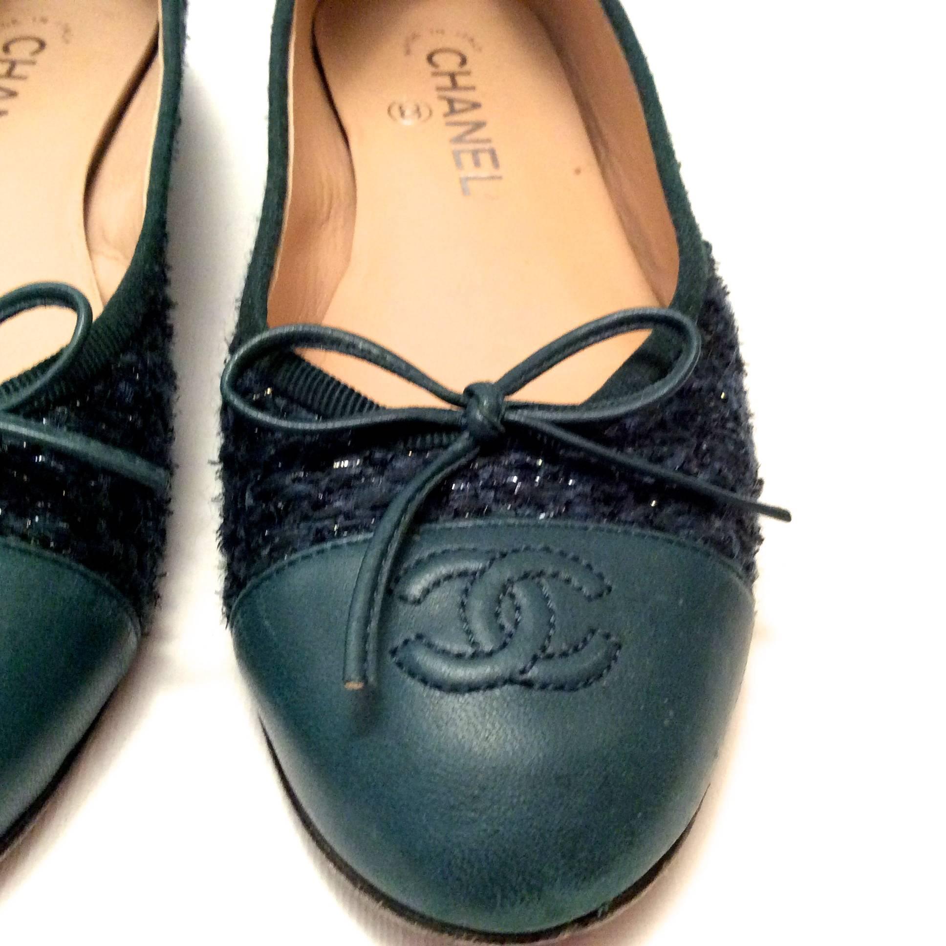 These Chanel Ballerina flats are a classic that are a must for any personal wardrobe. They are size 38 and are a comination of a dark teal / forest green tweed blend with splashes of silver in the tweed. The tips of the shoes are a hunter green. The