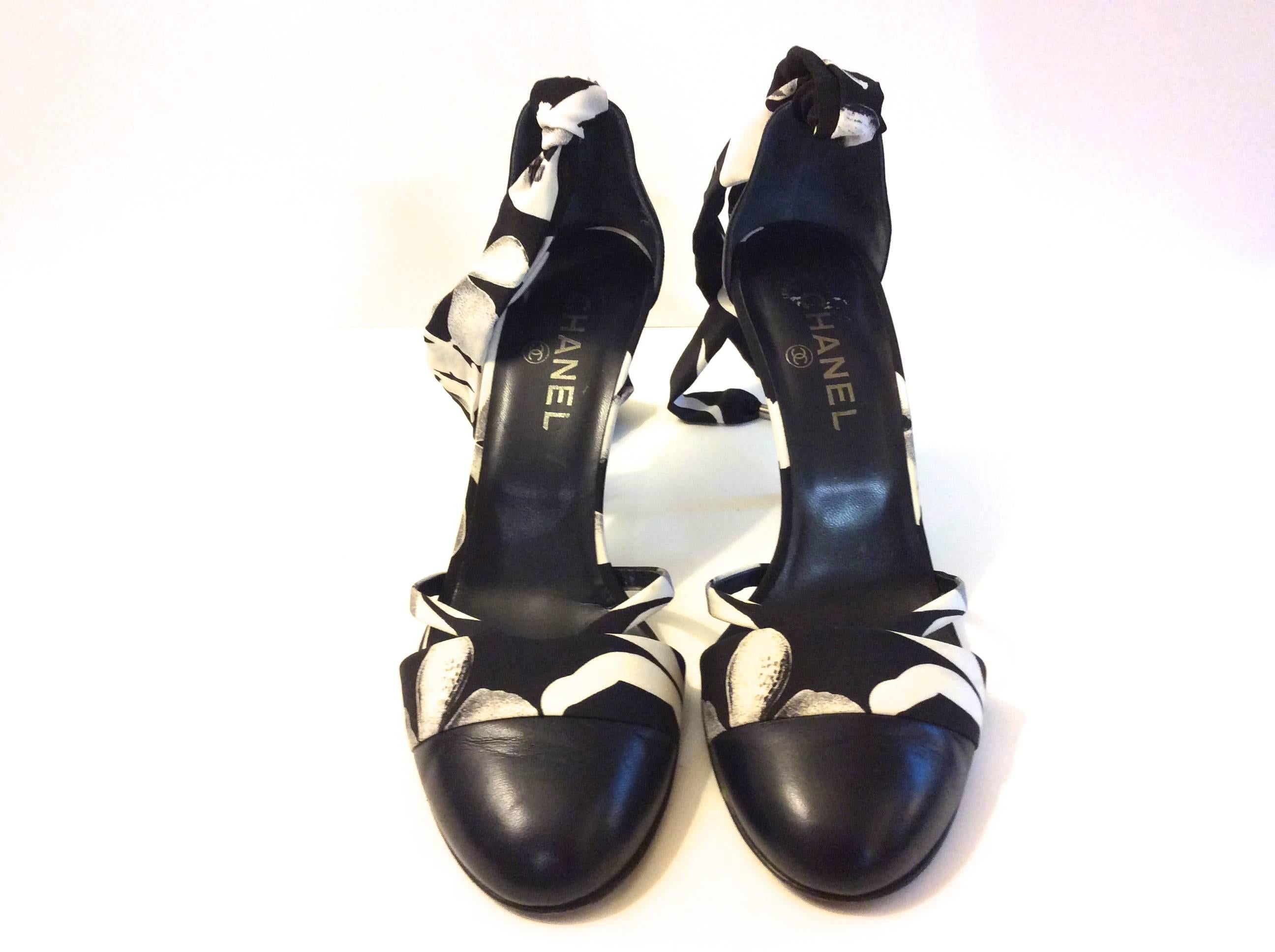 Chanel Heels - Size 39.5 - Black Leather w/ Silk In New Condition For Sale In Boca Raton, FL