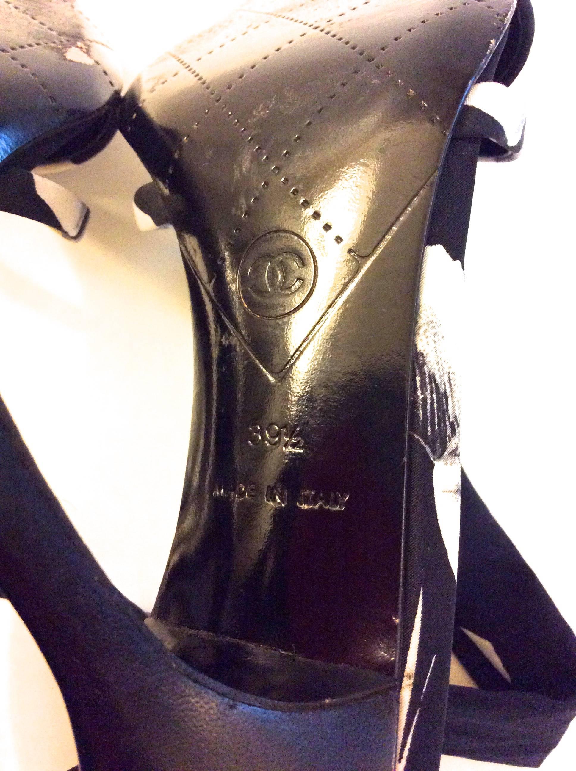Women's Chanel Heels - Size 39.5 - Black Leather w/ Silk For Sale