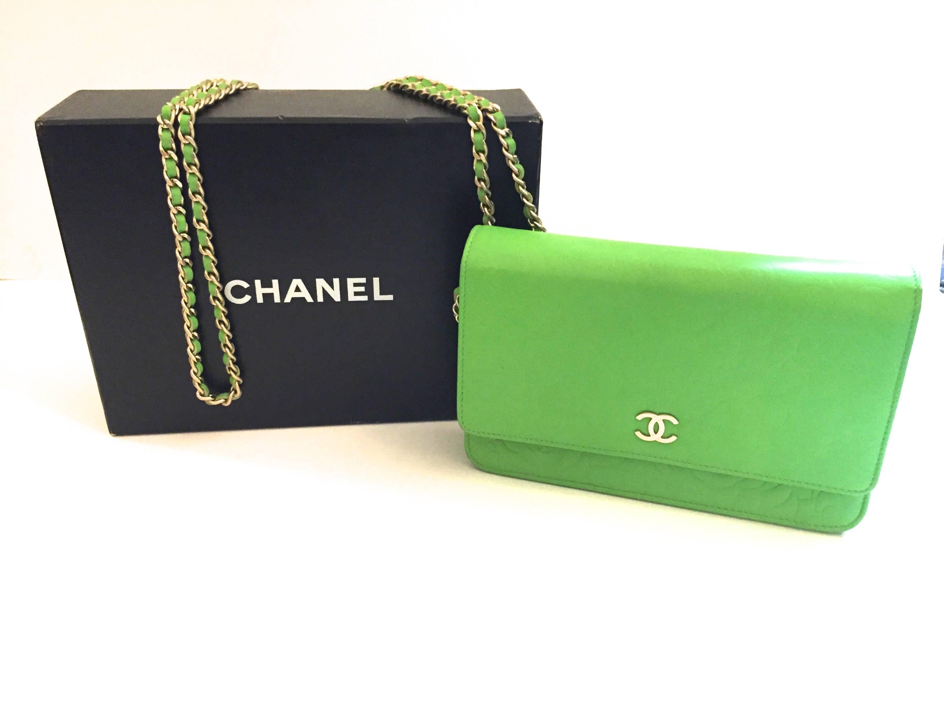 New Chanel Wallet on a Chain - Lambskin - Green with Embossed Camellias In New Condition In Boca Raton, FL