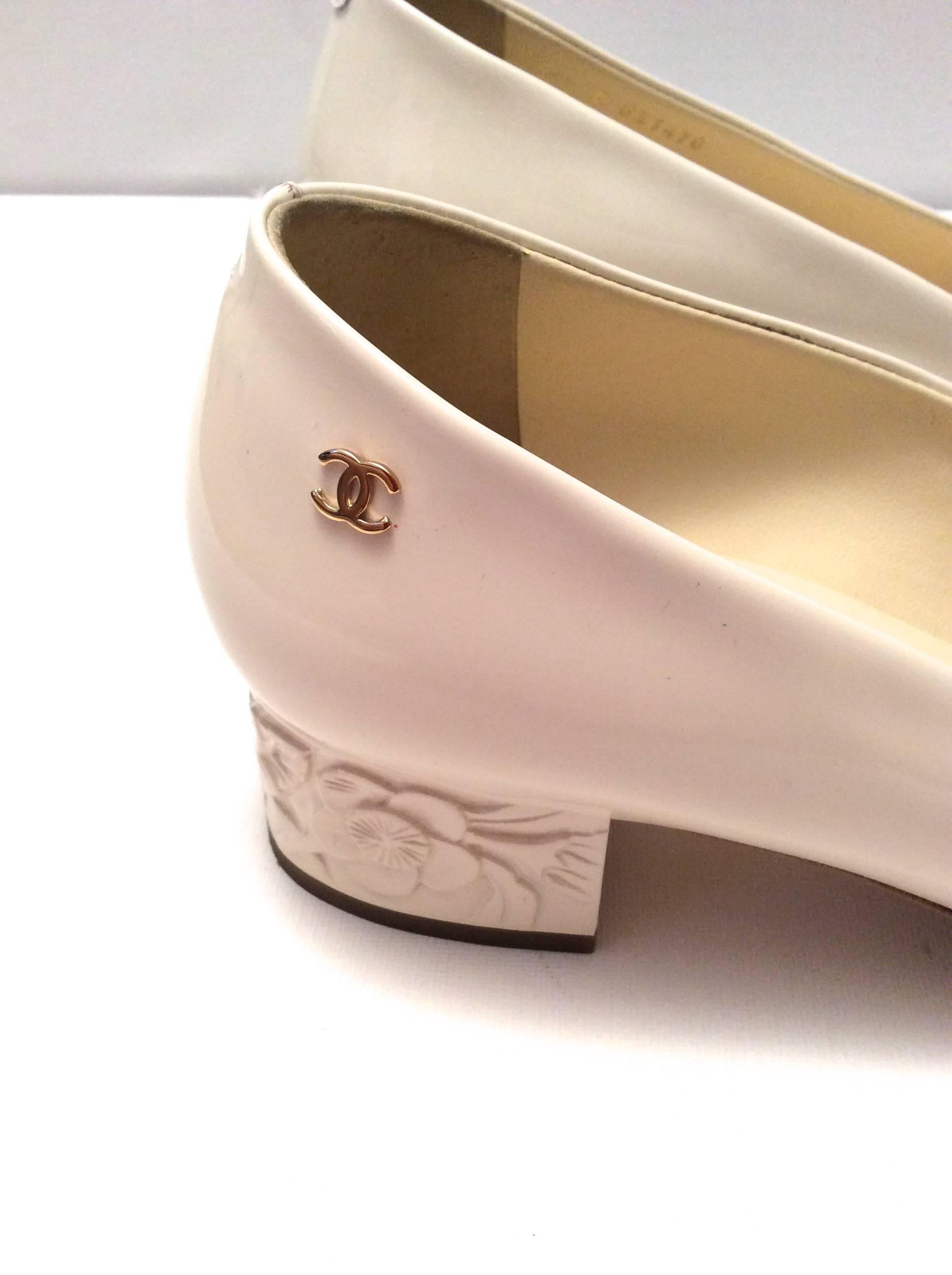 Women's Chanel Pumps - Cream White Patent Leather - Embossed Flowers - Size 37.5 For Sale