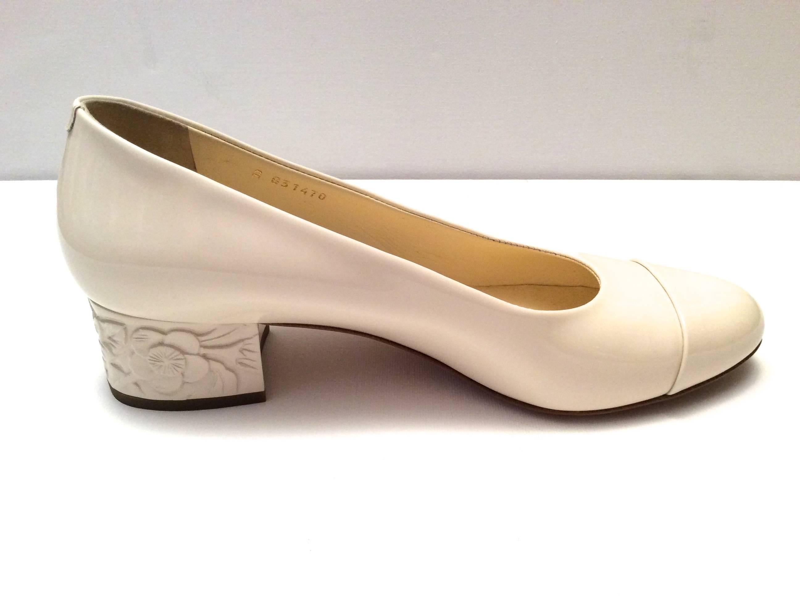 Chanel Pumps - Cream White Patent Leather - Embossed Flowers - Size 37.5 For Sale 1