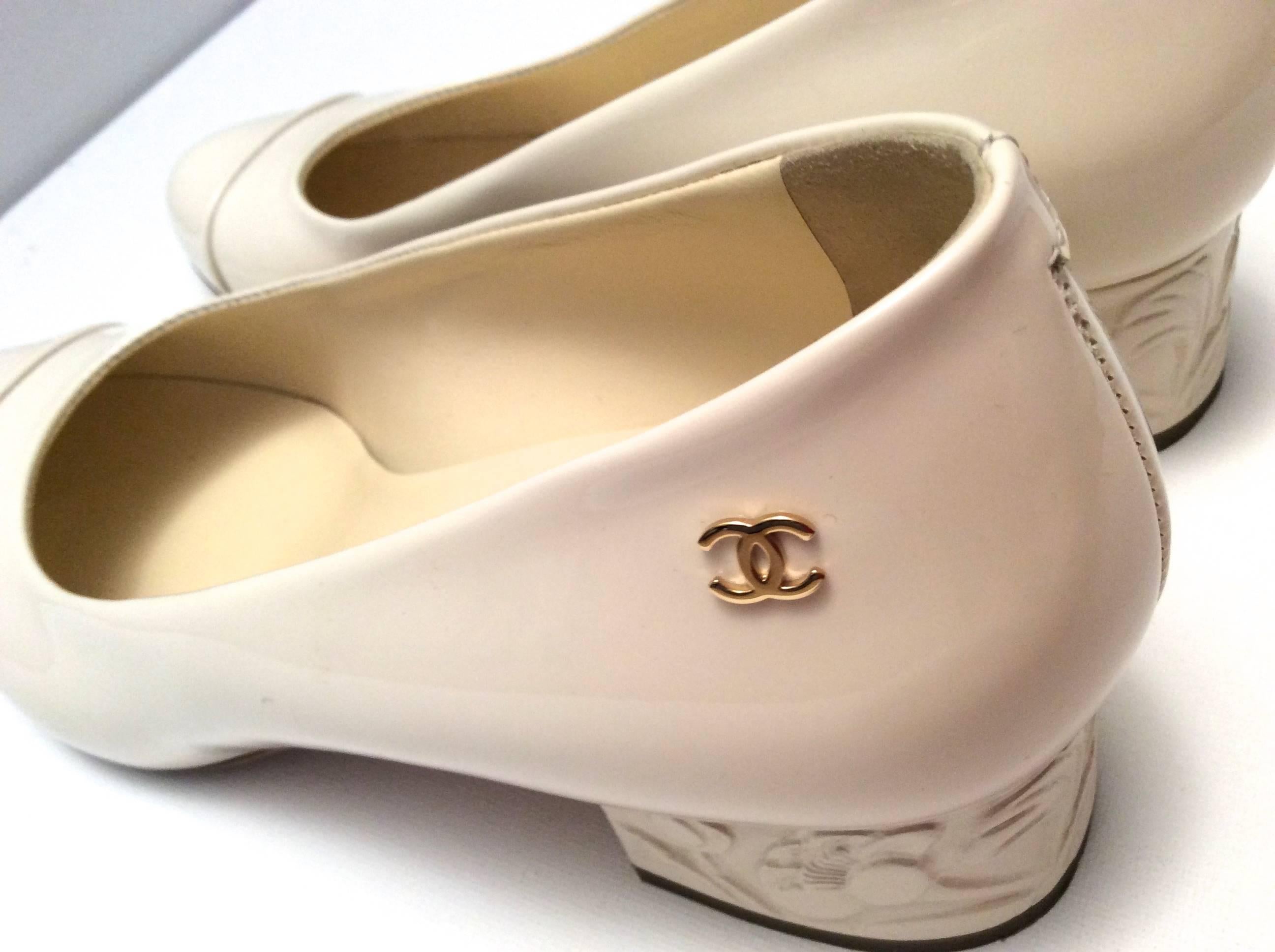 Chanel Pumps - Cream White Patent Leather - Embossed Flowers - Size 37.5 For Sale 2