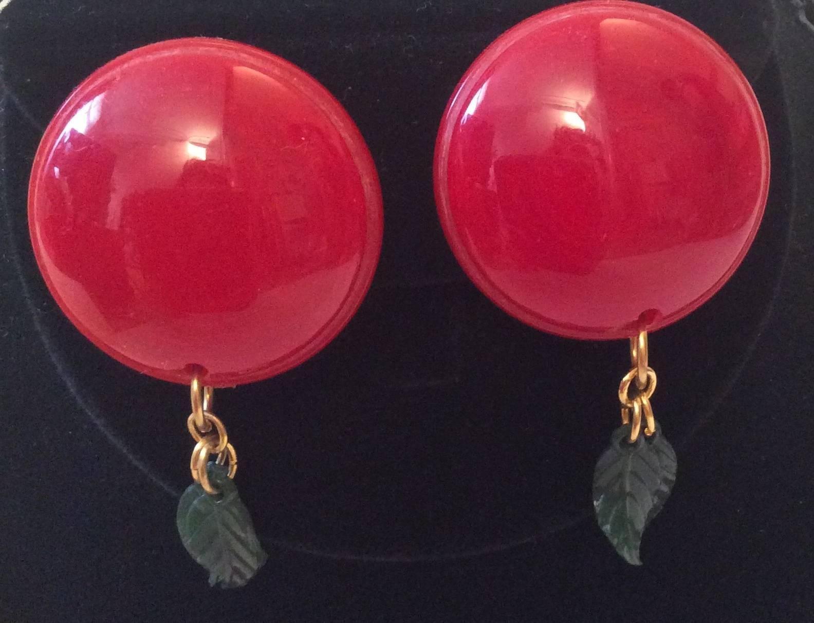 Presented here is a beautiful Jan Carlin cherry bakelite necklace with matching clip earrings. The cherries on the earrings and on the bracelet each measure 1.5 inches in diameter. The earrings and the necklace are both signed 'Jan Carlin.' The