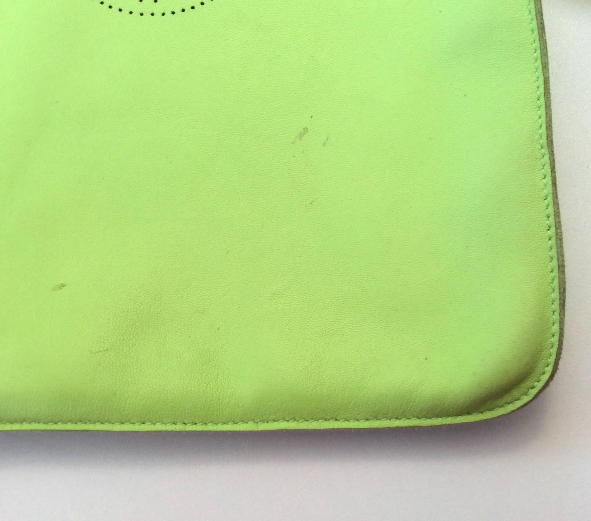 Hermes Crossbody Purse - Kiwi Green Leather  In Good Condition For Sale In Boca Raton, FL