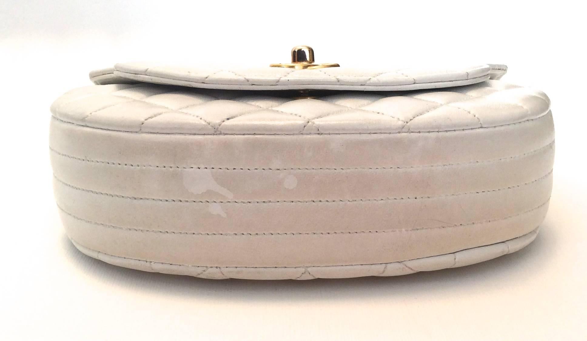 Chanel  Mini White Classic Purse Vintage In Fair Condition In Boca Raton, FL