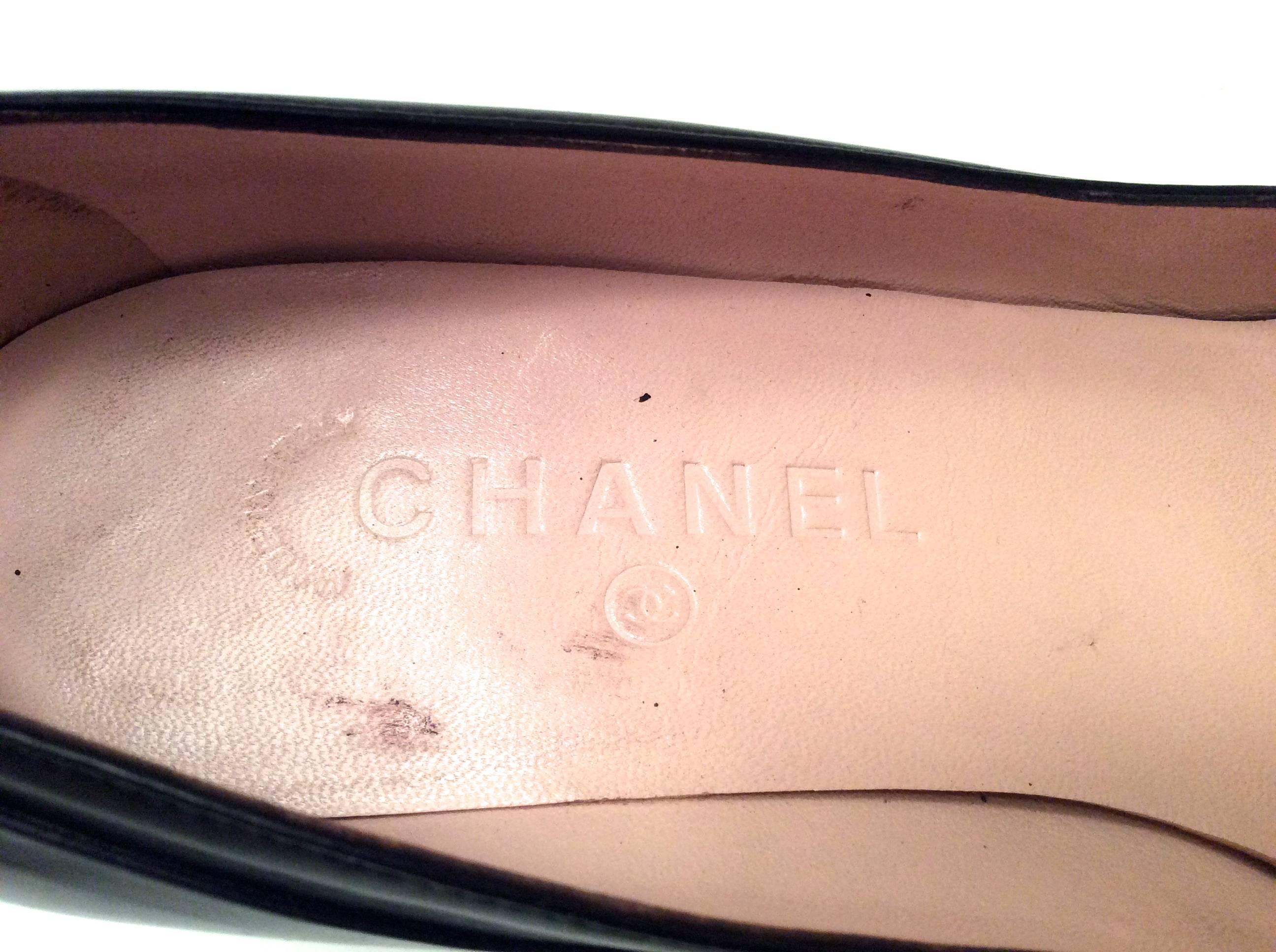 Chanel Dark Brown Leather Pumps - Size 38 In Excellent Condition For Sale In Boca Raton, FL