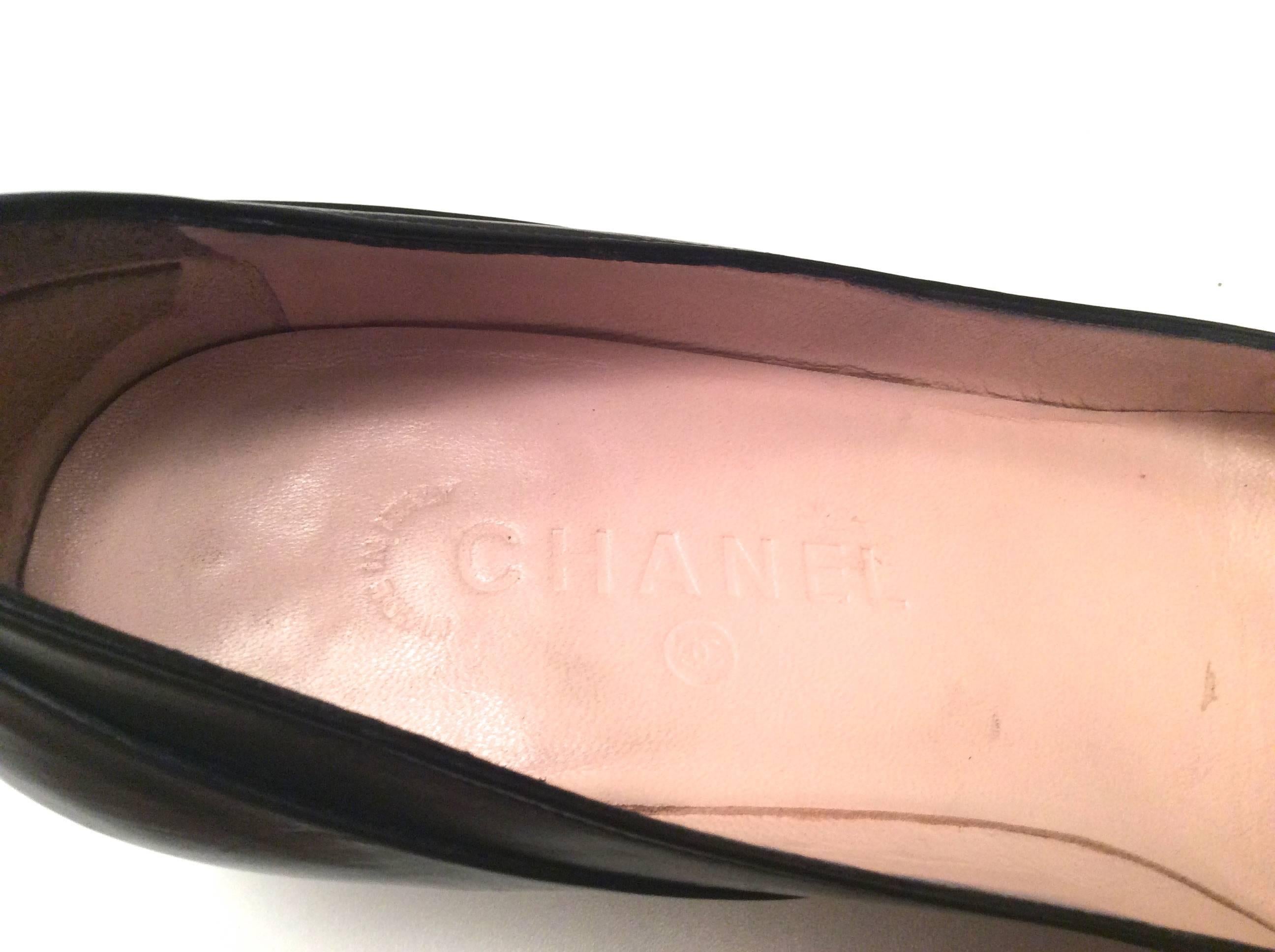 Chanel Black Leather Pumps - Size 38 For Sale 5