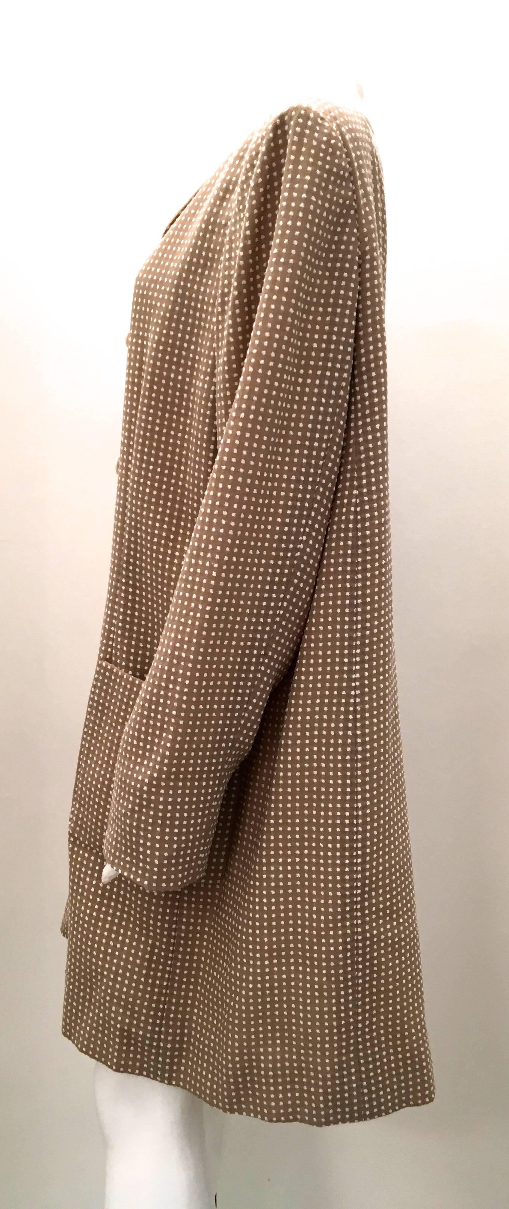 Bill Blass Coat - Beige and White - 1970's For Sale 1