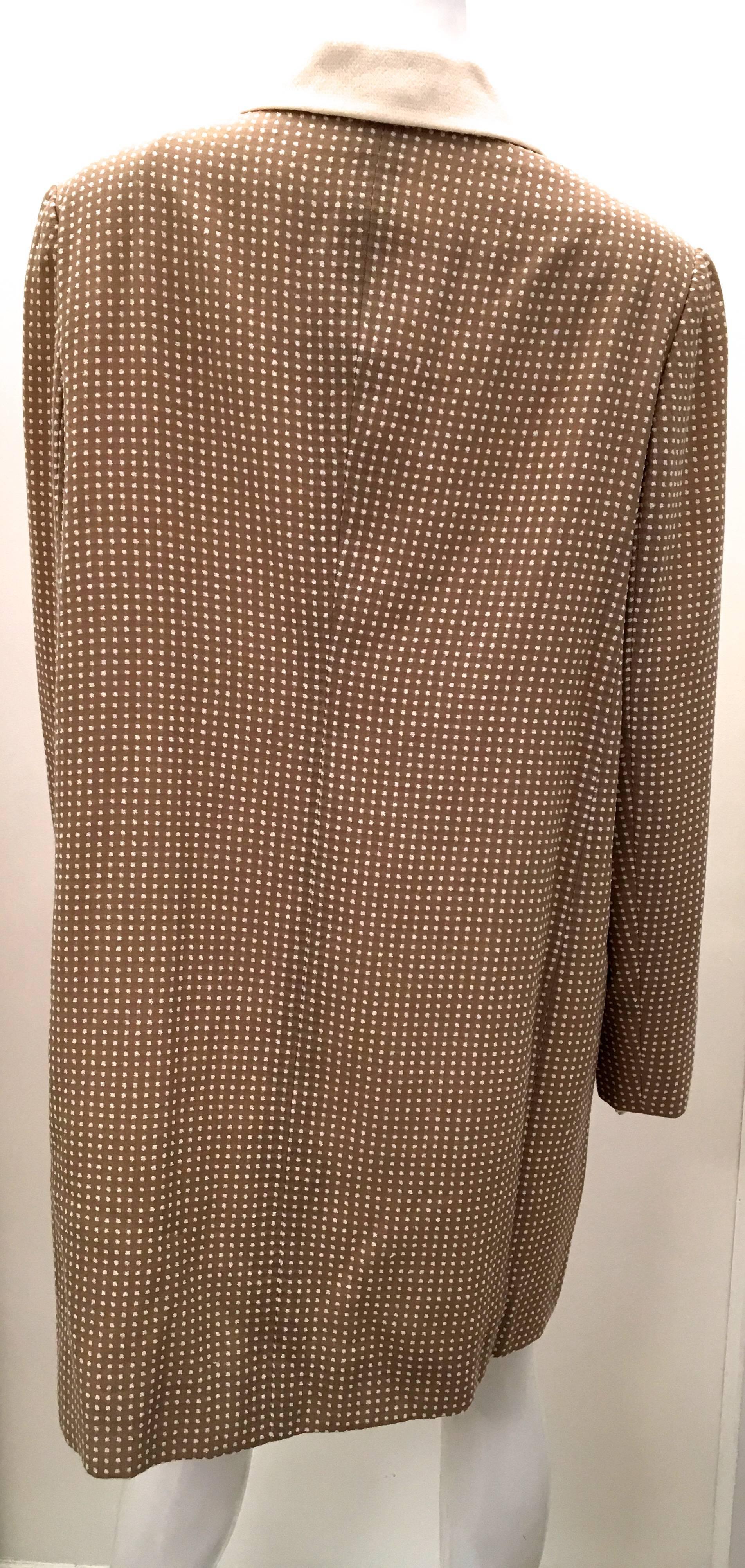 Bill Blass Coat - Beige and White - 1970's In Excellent Condition For Sale In Boca Raton, FL