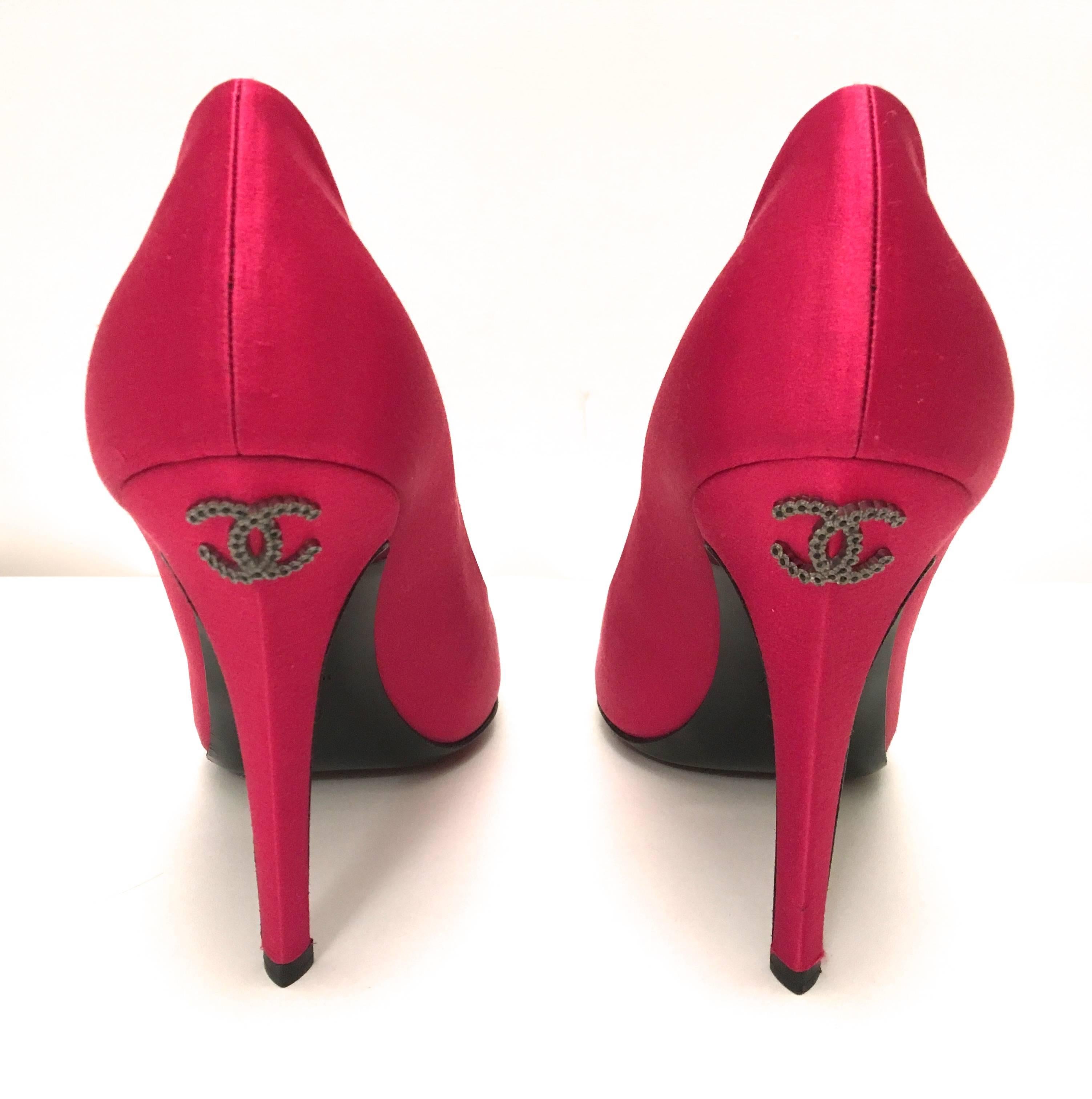 New Chanel Saint High Heel Dress Shoes - Size 41 In New Condition In Boca Raton, FL
