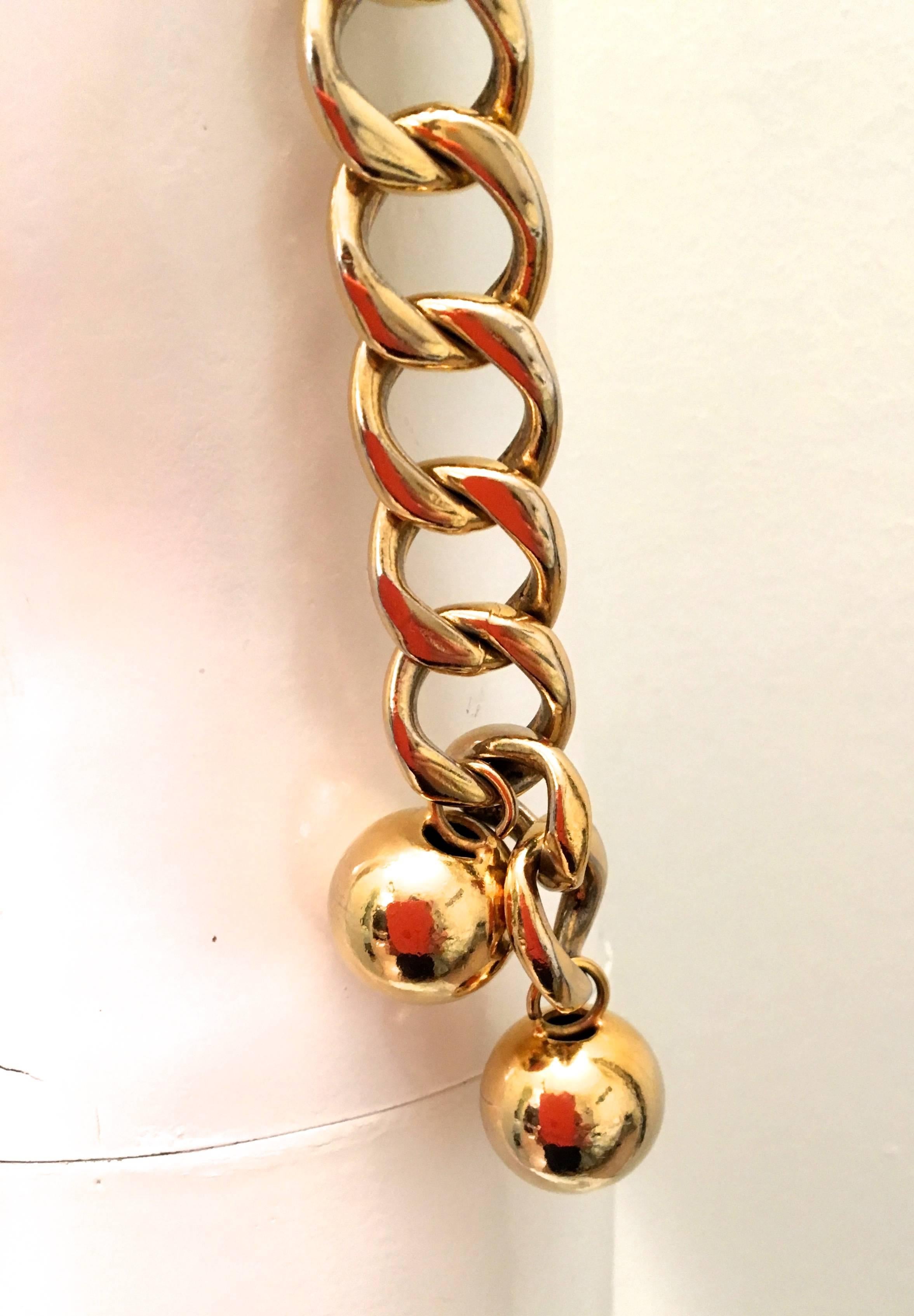 Presented here is a Chanel gold tone metal chain belt. The belt is comprised of links that are 1 inch long and .8 inches wide. One one side of the belt, there are two rows of links and the other side has a singular row depending upon the style of