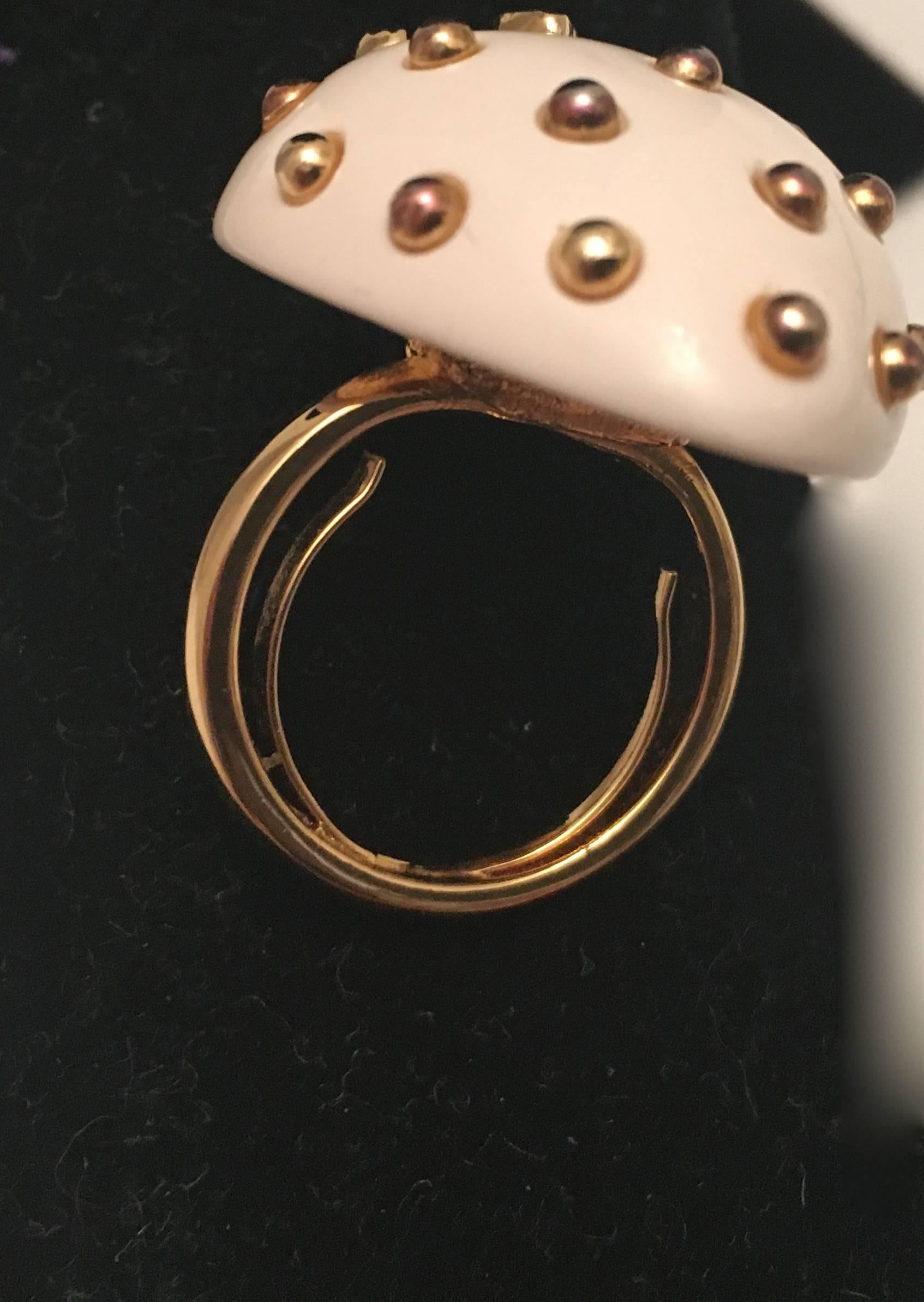 Kenneth J. Lane White Strawberry Ring In Excellent Condition In Boca Raton, FL