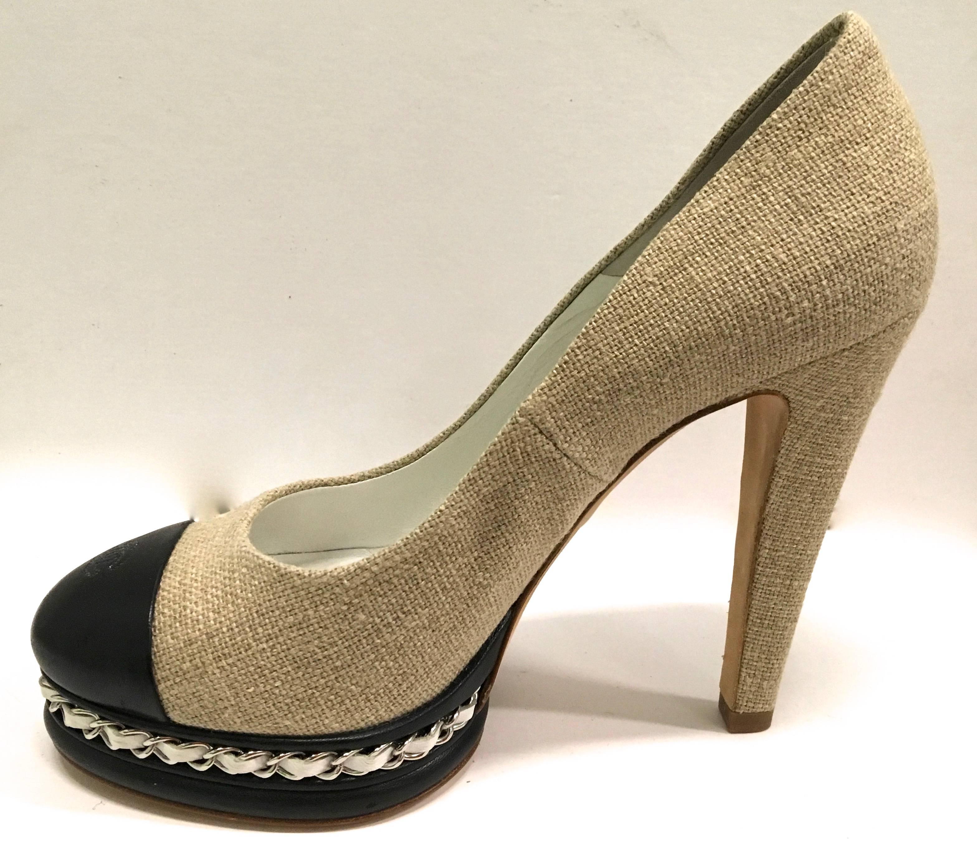Beige New Chanel Shoes - 8.5 - Platform Heels - Pump w/ Iconic Chain For Sale