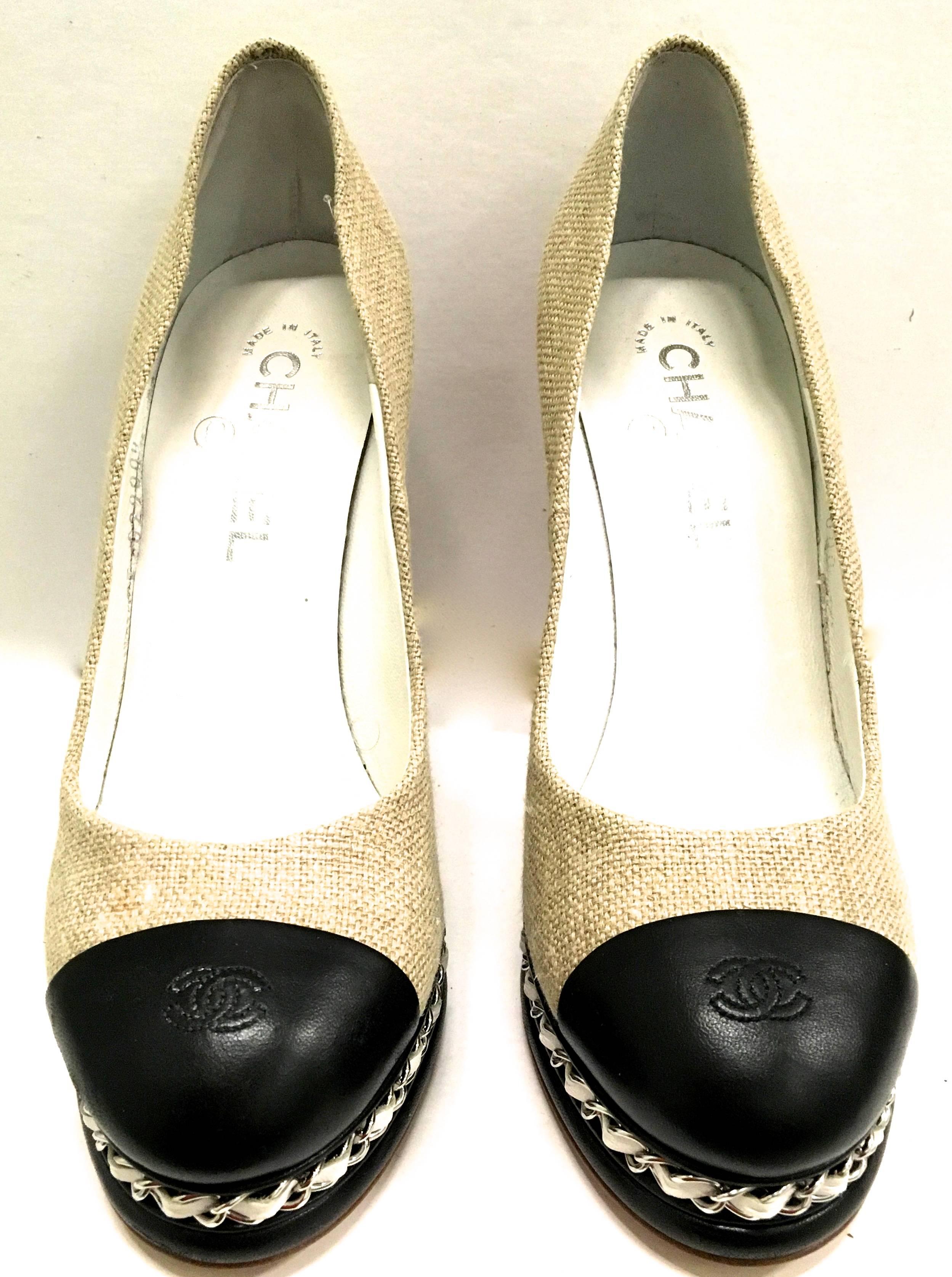 New Chanel Shoes - 8.5 - Platform Heels - Pump w/ Iconic Chain For Sale 2