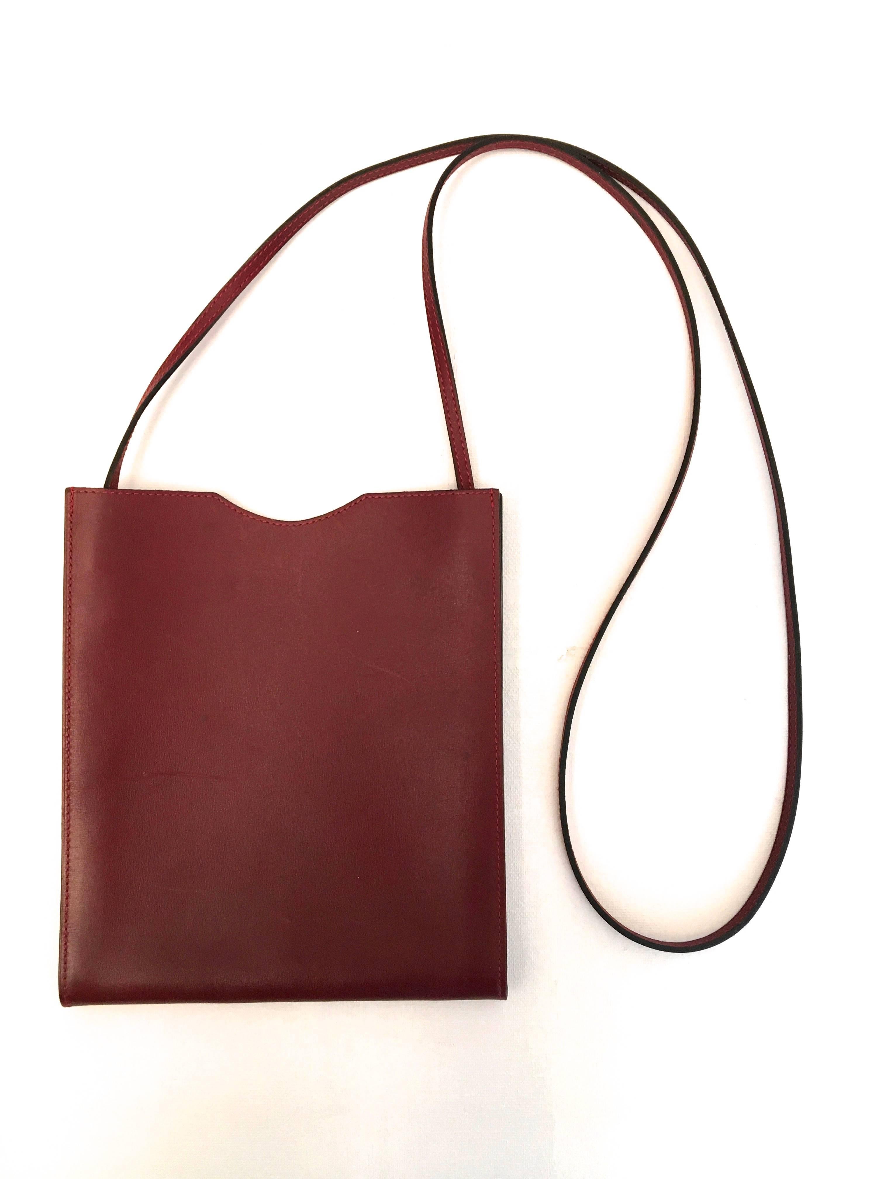 Presented here is a beautiful cross body bag from Hermes. The bag is a singular leather pouch that has one compartment with sufficient room for basic essentials. The soft grain of leather is a beautiful red color. The bag is in excellent condition