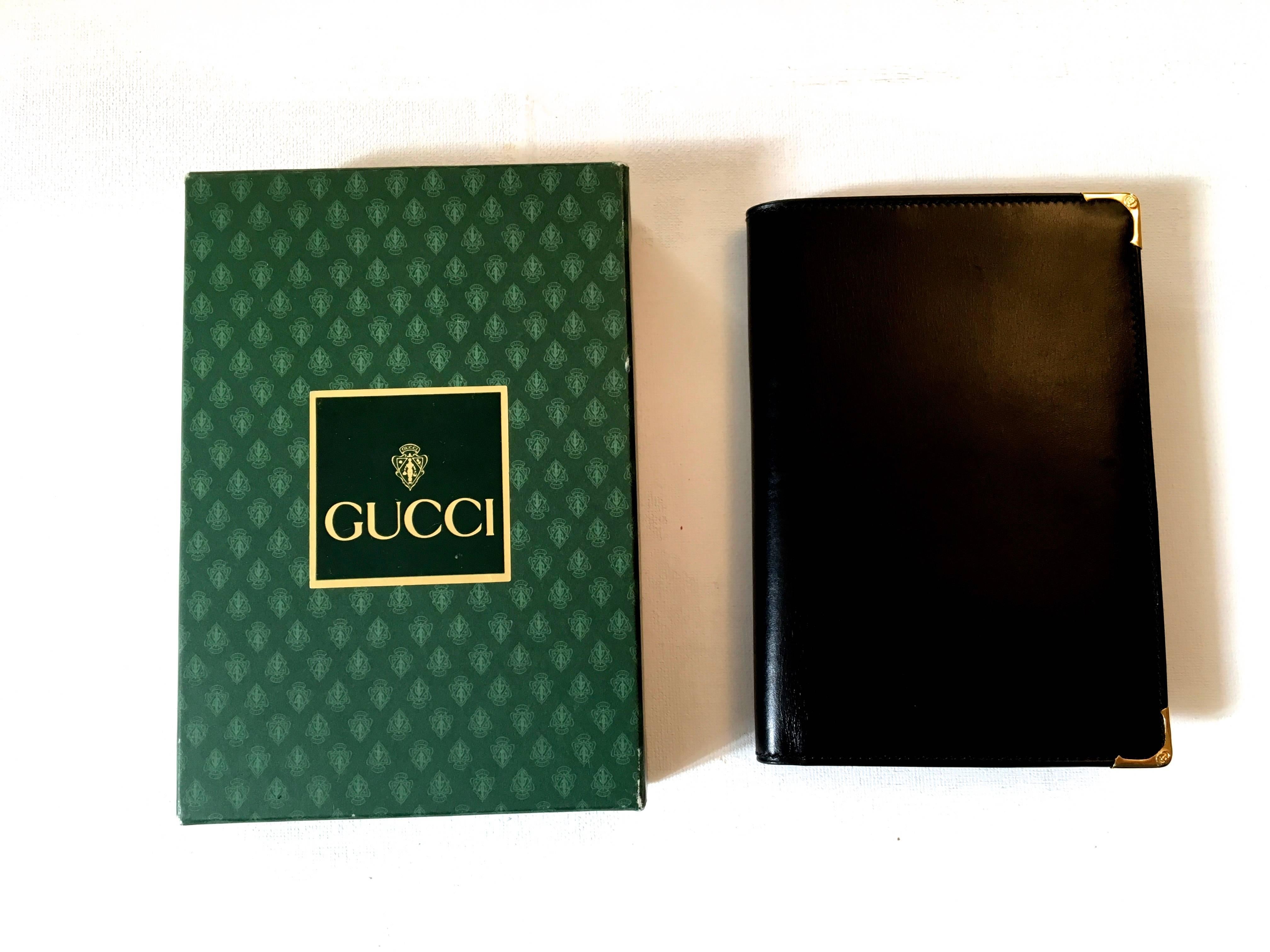 Presented here is a gorgeous vintage cigar / eyeglasses case from Gucci from the early 1980's. The case has never been used and is in its original box. The cigar case is comprised of dark navy blue box leather. On the interior of the cigar case,