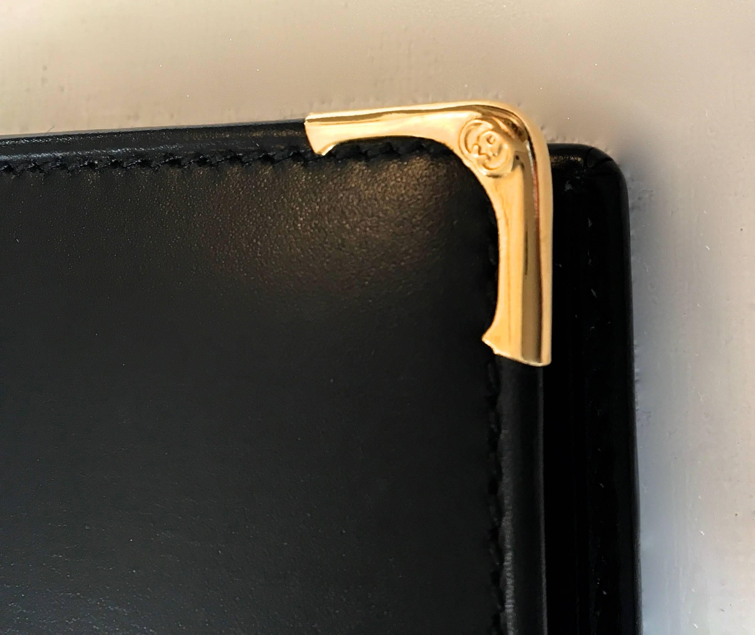 Presented here is a stunning vintage 1980’s Gucci passport holder / business wallet. The case is comprised of black leather on throughout the wallet. The wallet has sufficient room to hold a passport, money of varying sizes, business cards, credit