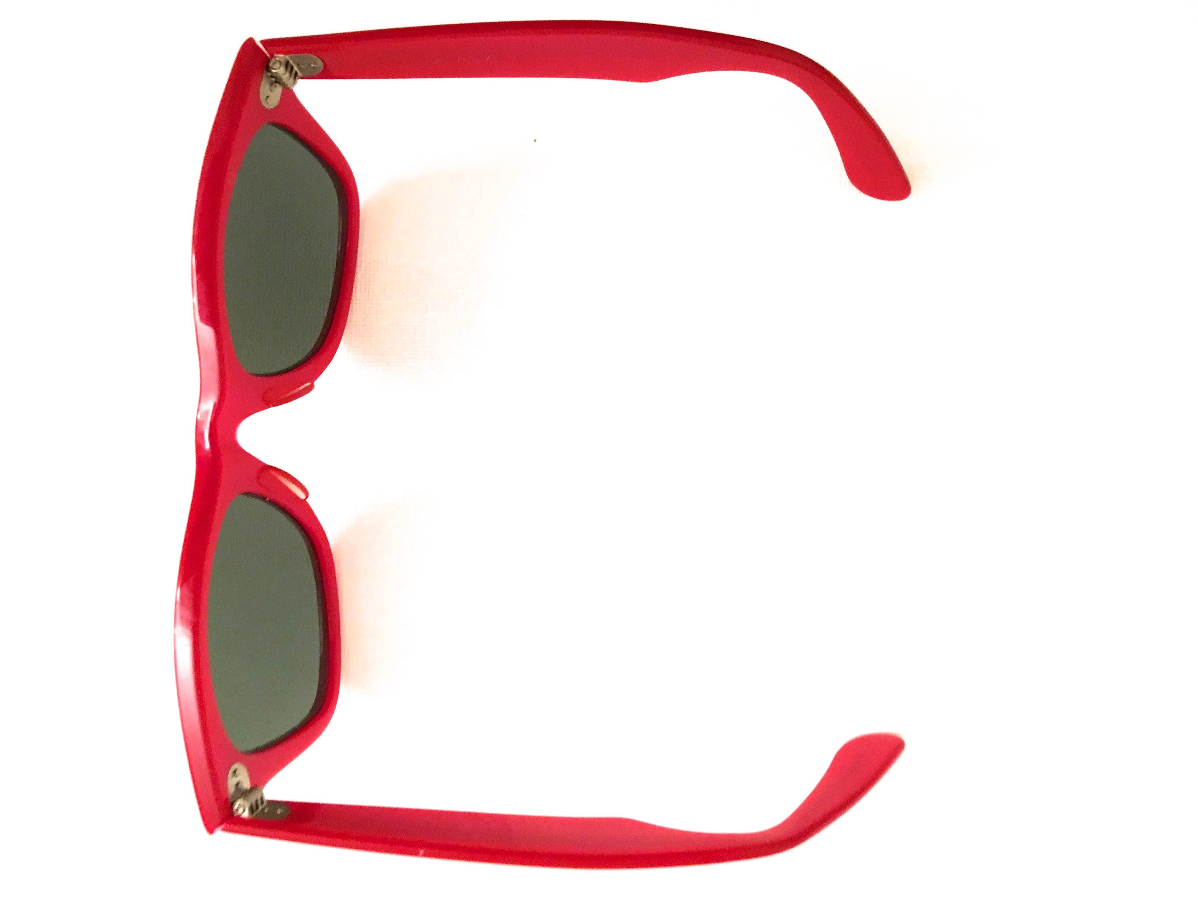 Women's or Men's Ray Ban Wayfarer Sunglasses - Red - 1980's - Original - Rare
