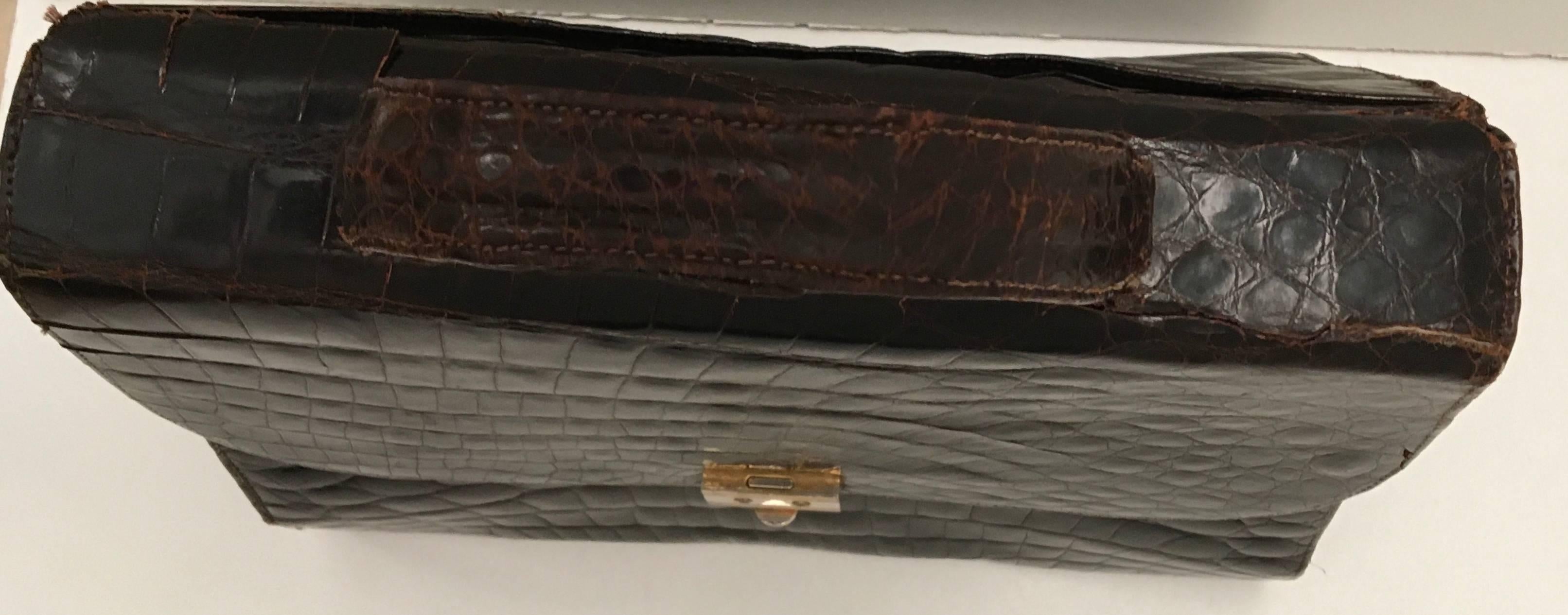 Presented here is a magnificent late 1950's brown crocodile purse. This magnificent example of the highest quality of bag shows major signs of wear. Please see the pictures. I imagine that some of it can be fixed. It's from a top of the line