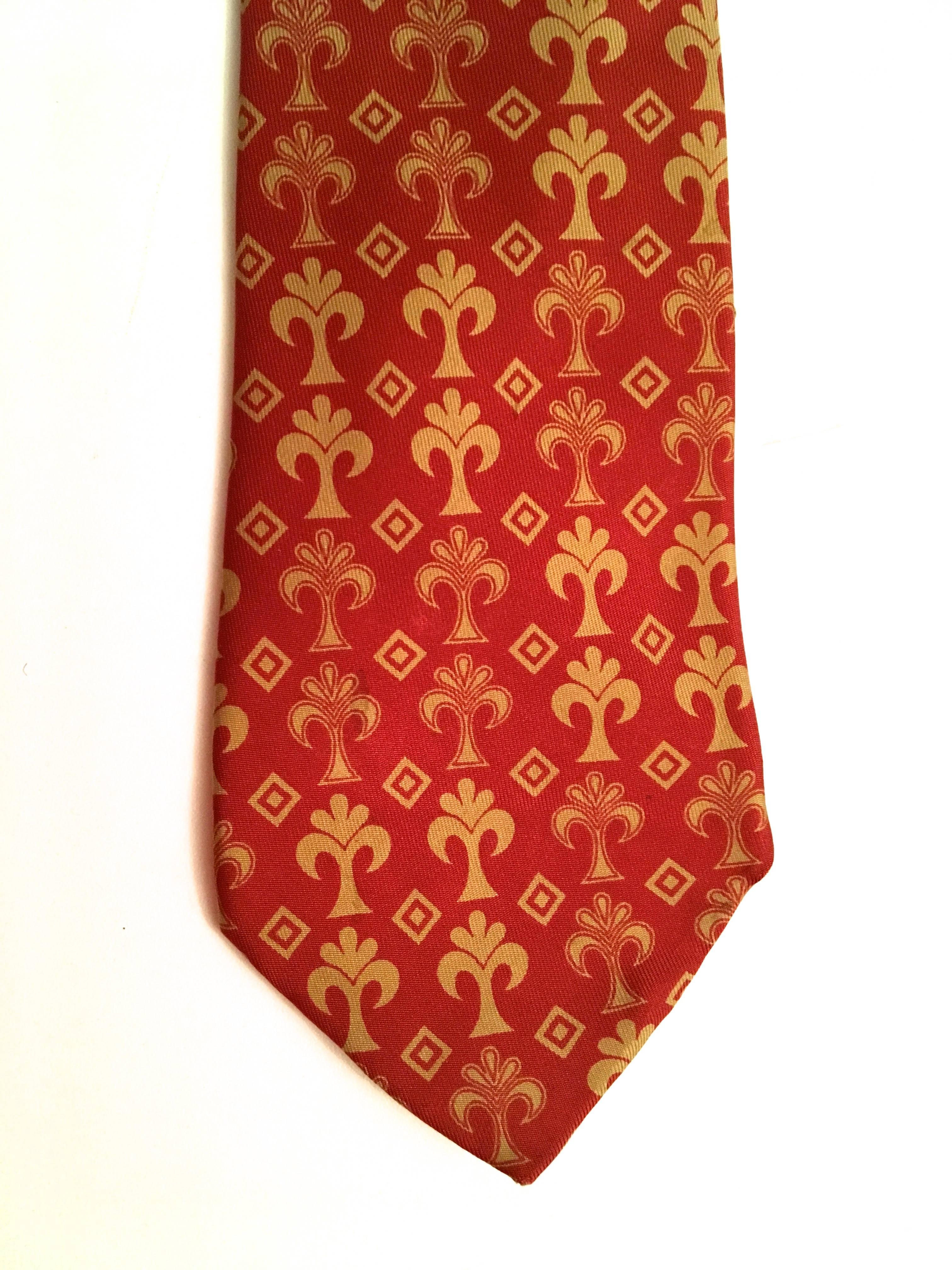 Hermes tie - 100% Silk  In Excellent Condition For Sale In Boca Raton, FL