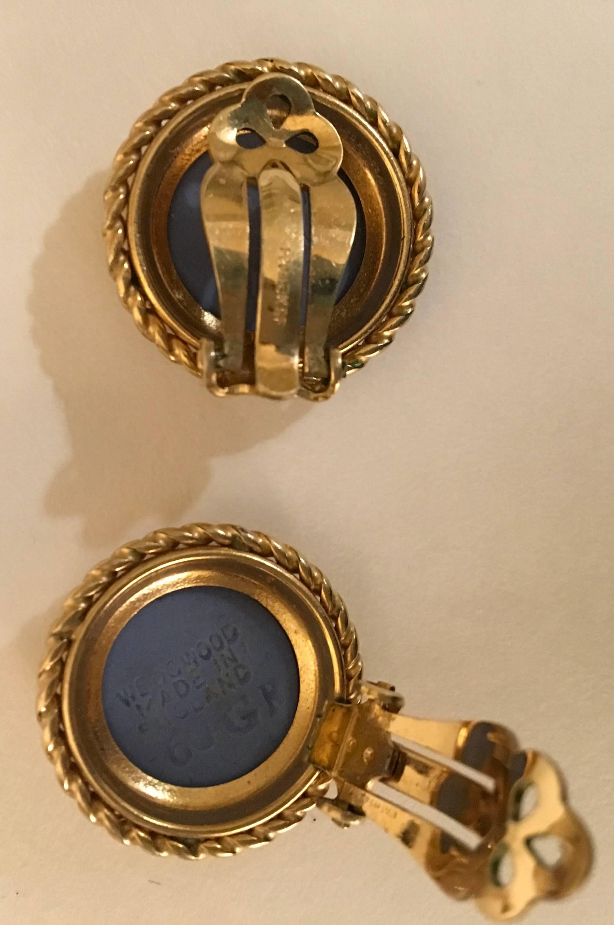 Wedgewood clip Earrings  In Excellent Condition For Sale In Boca Raton, FL