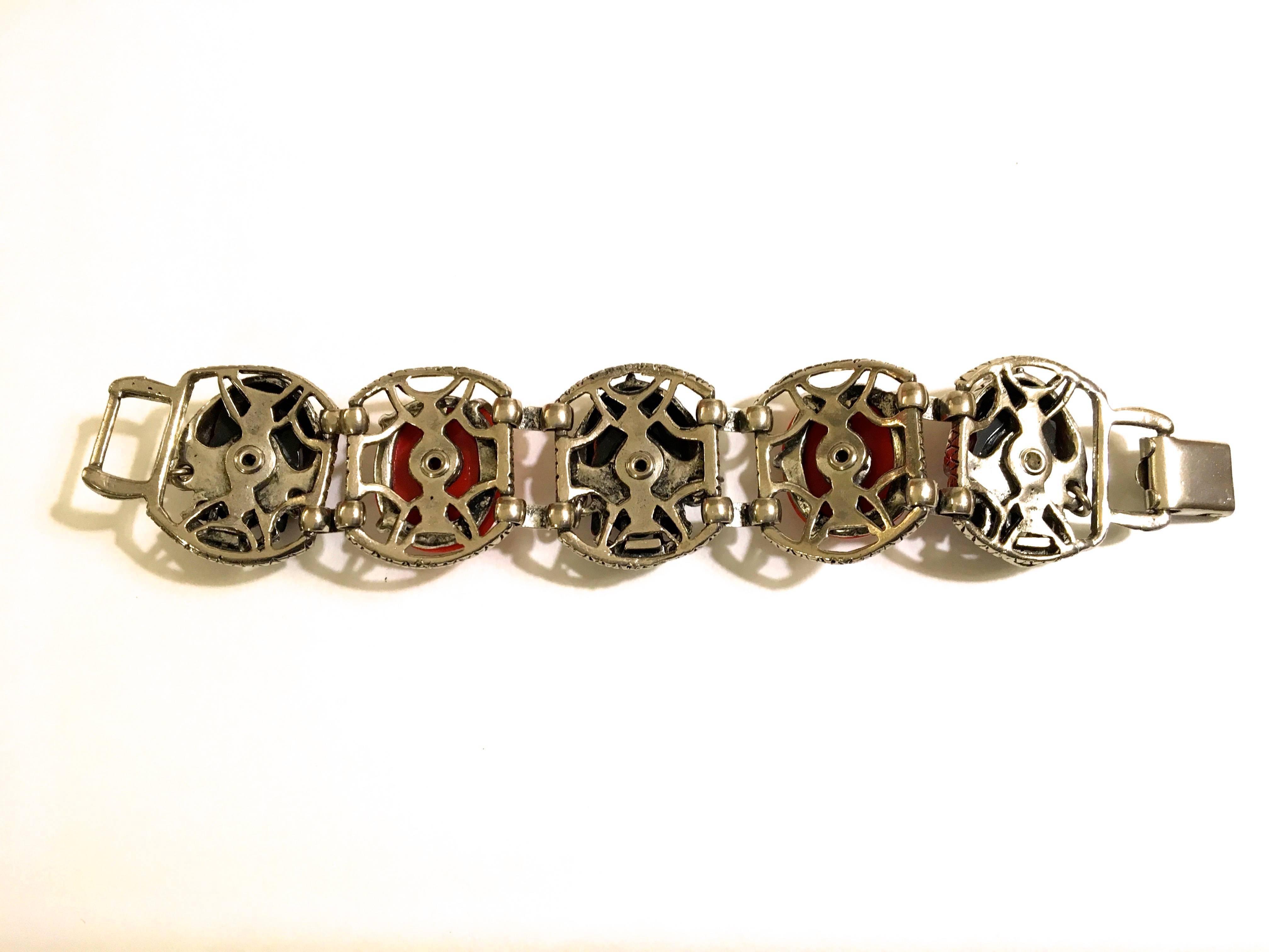 Presented here is a beautiful asian princess bracelet. This beautiful bracelet is comprised of a silver tone metal bracelet frame. Within the links of the bracelet, there are asian princess heads with small pearls adorning the head mask. There are