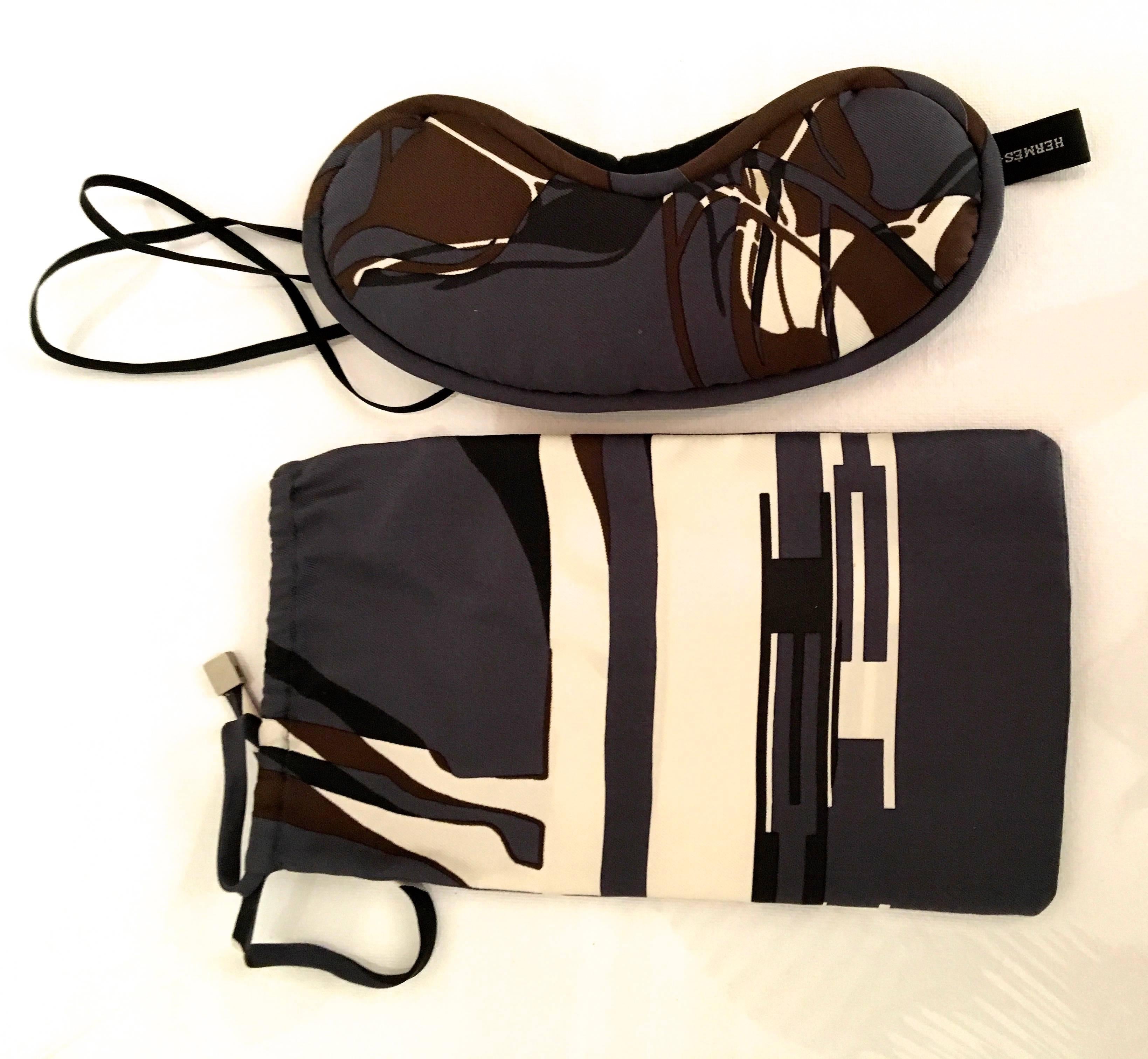 Hermes  Silk Eye Covers w/ Matching Bag - 100% Silk  In Excellent Condition For Sale In Boca Raton, FL