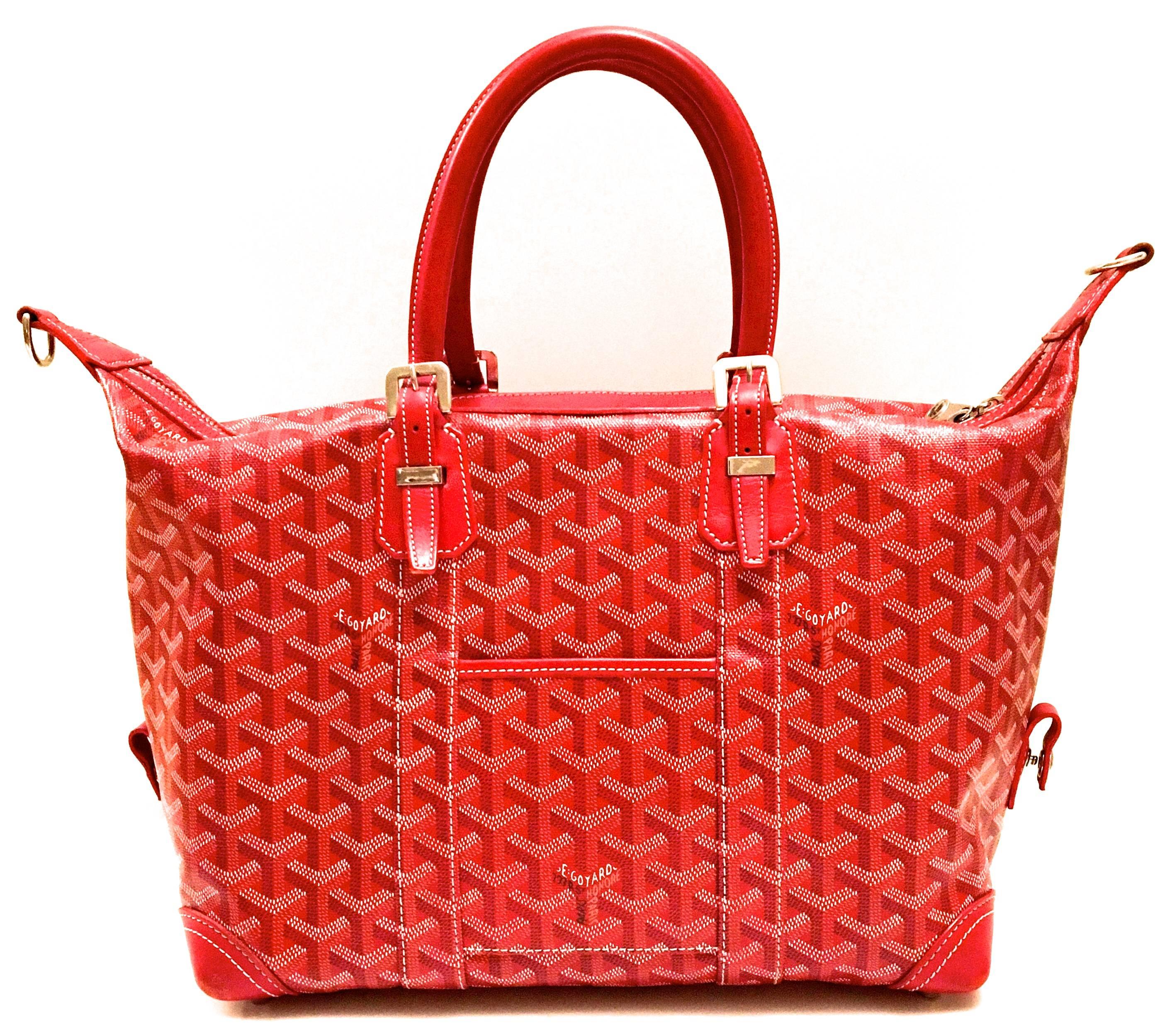 Presented here is a beautiful bag from Goyard. This gorgeous handbag has the signature Goyard leather pattern in a red color scheme. The bag can be used as either a top handle bag or a shoulder bag. The bag is a fantastic bag for use as an everyday